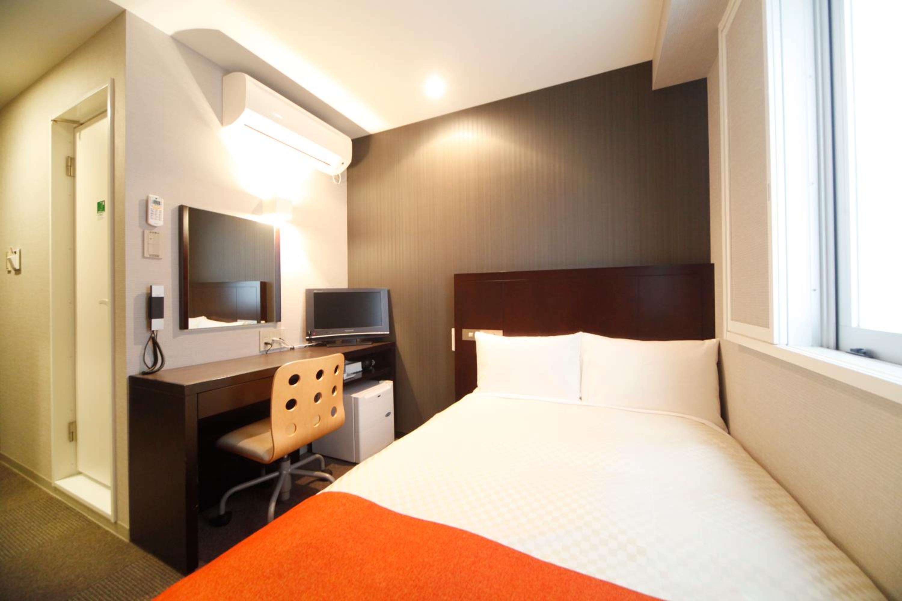 Double Room with Small Double Bed - Smoking photo 3