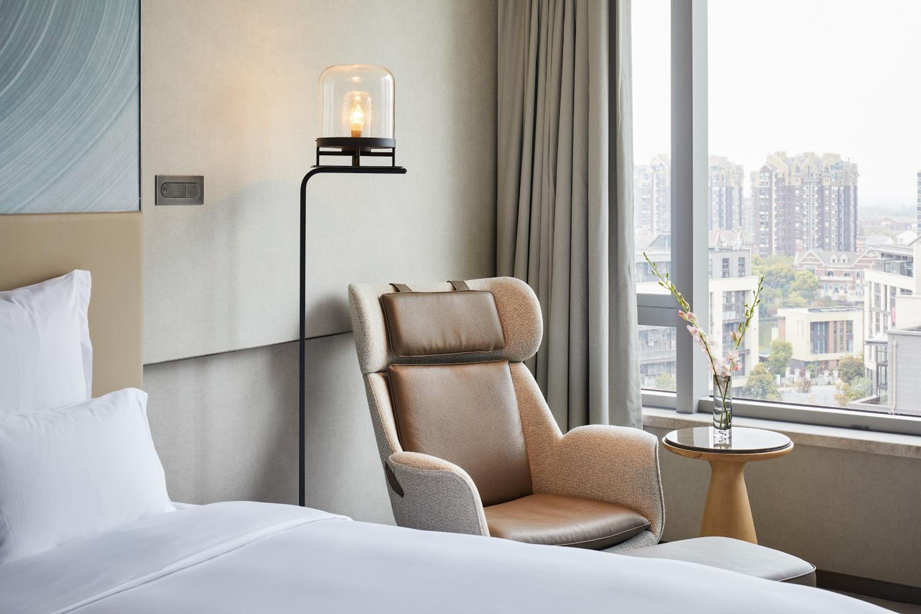 Superior King Room with City View