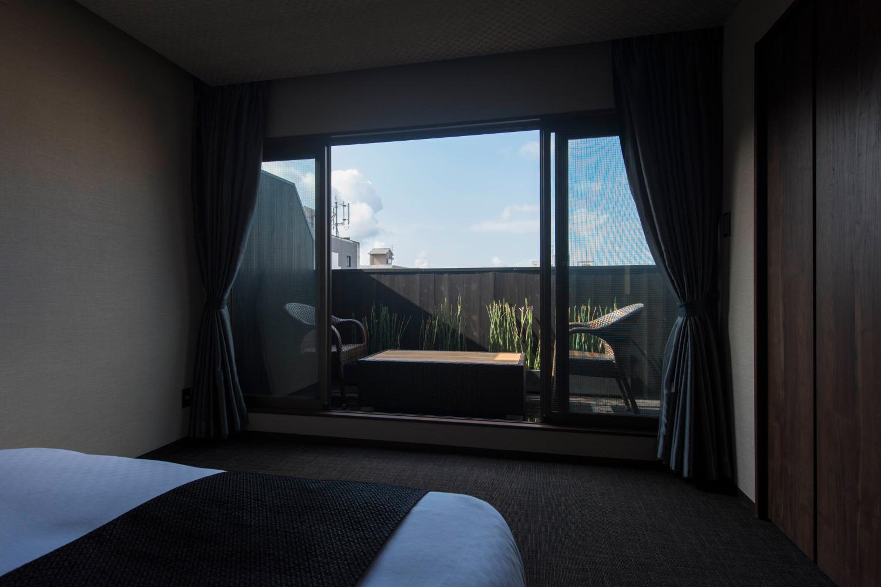 Quadruple Room with Balcony - Photo 11