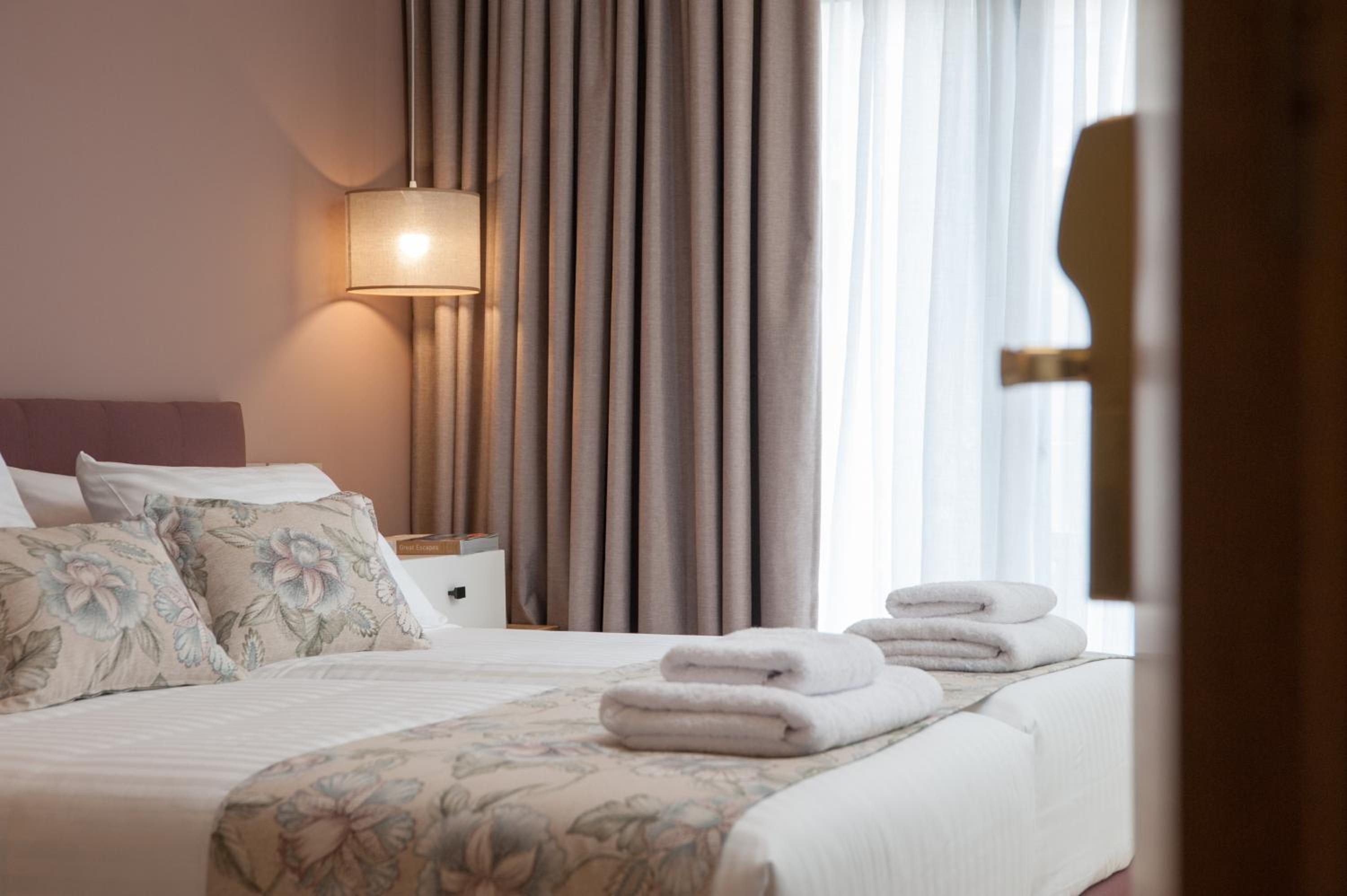 Double or Twin Room with Balcony - Photo 4