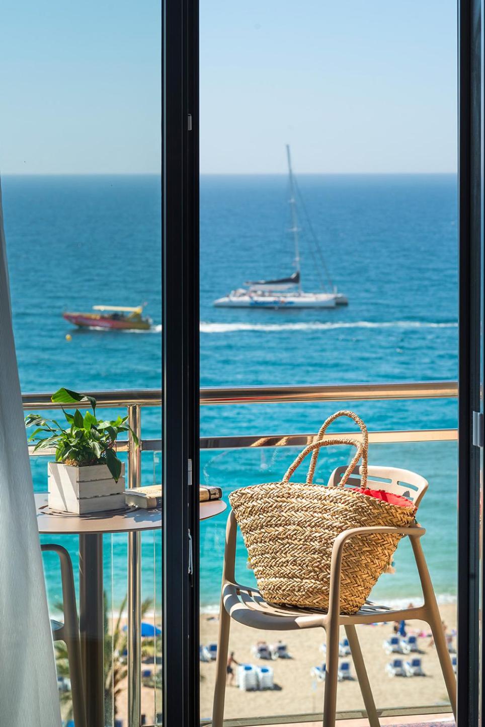 Double Room with Balcony and Sea View - Photo 12