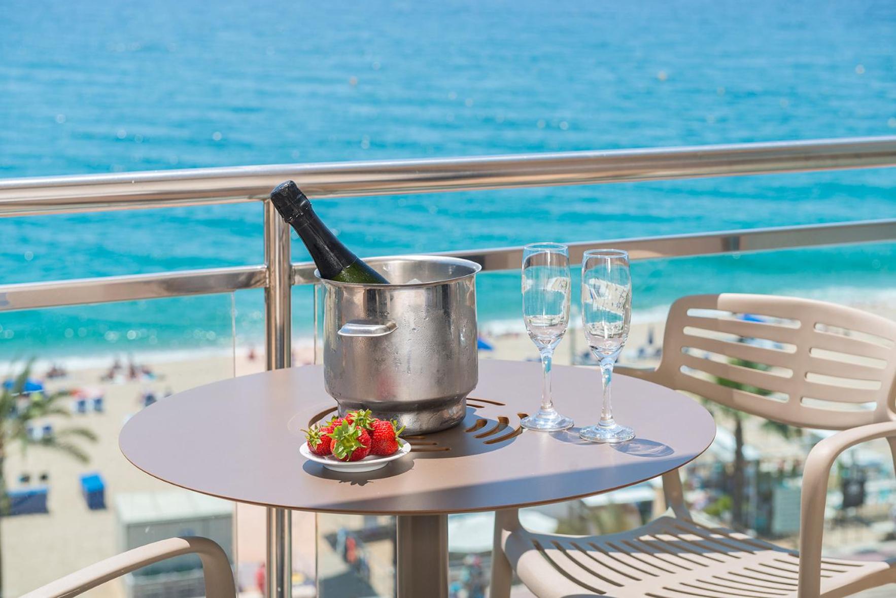 Double Room with Balcony and Sea View - Photo 11