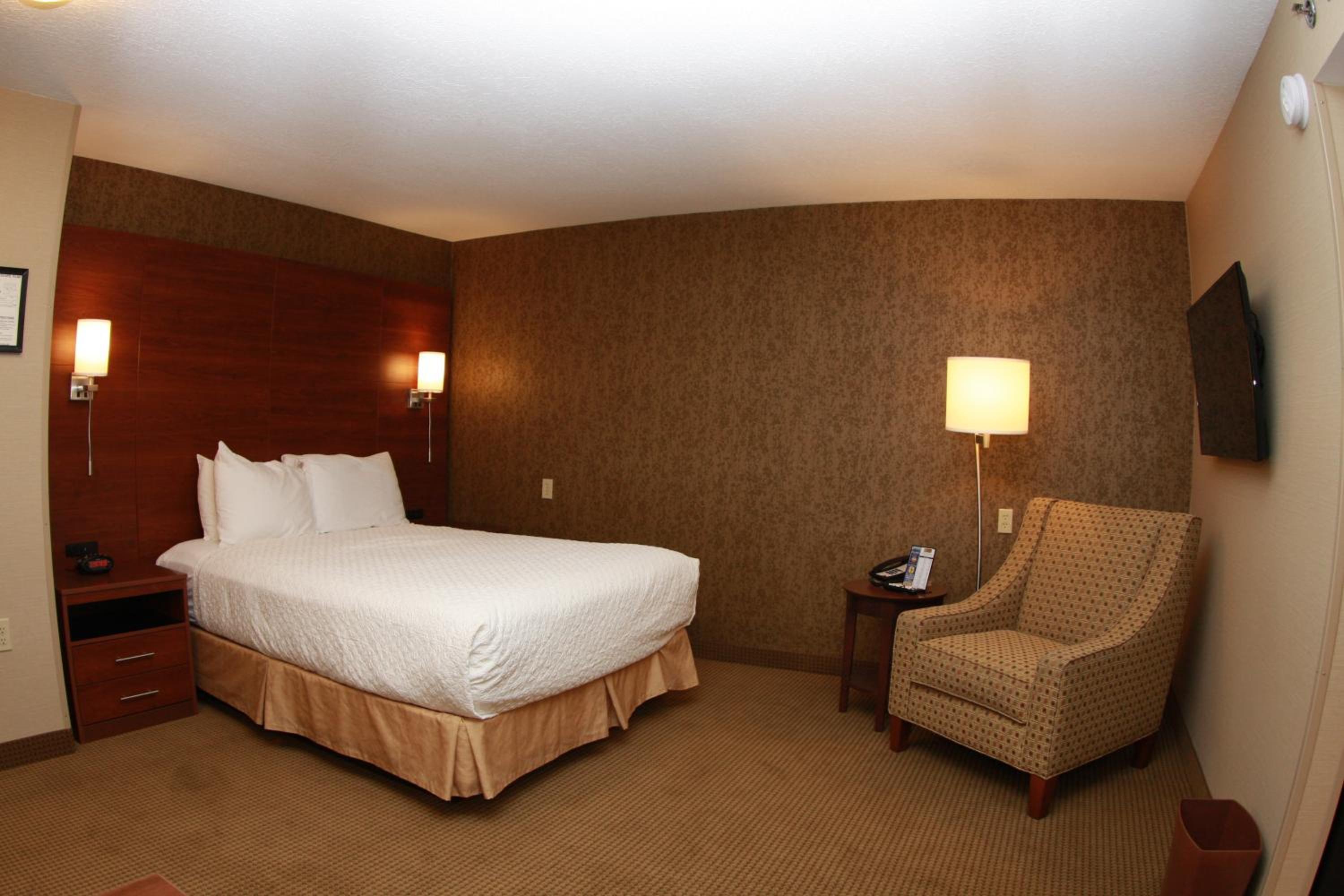 Two-Bedroom Queen Suite photo 3
