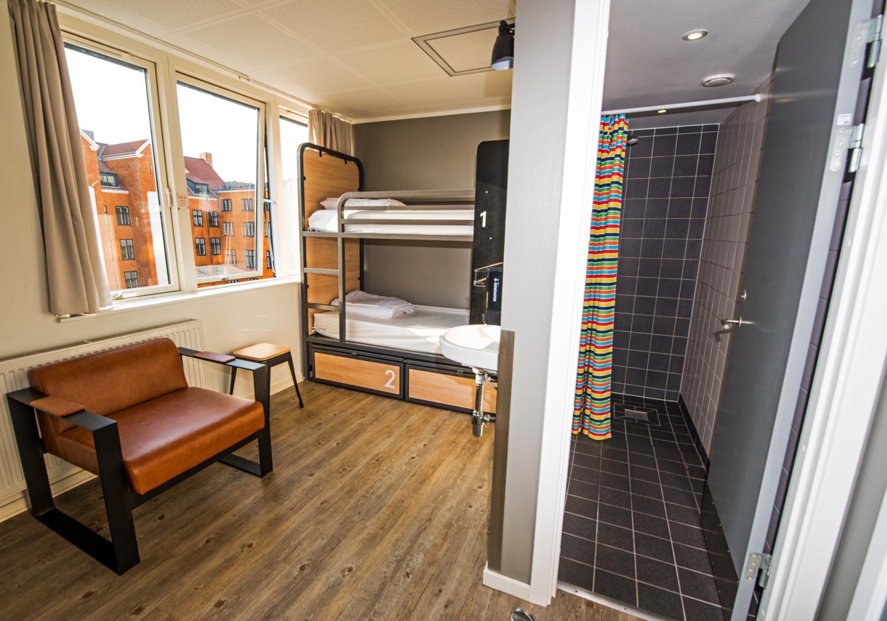 Private 4-Bed Room - City View