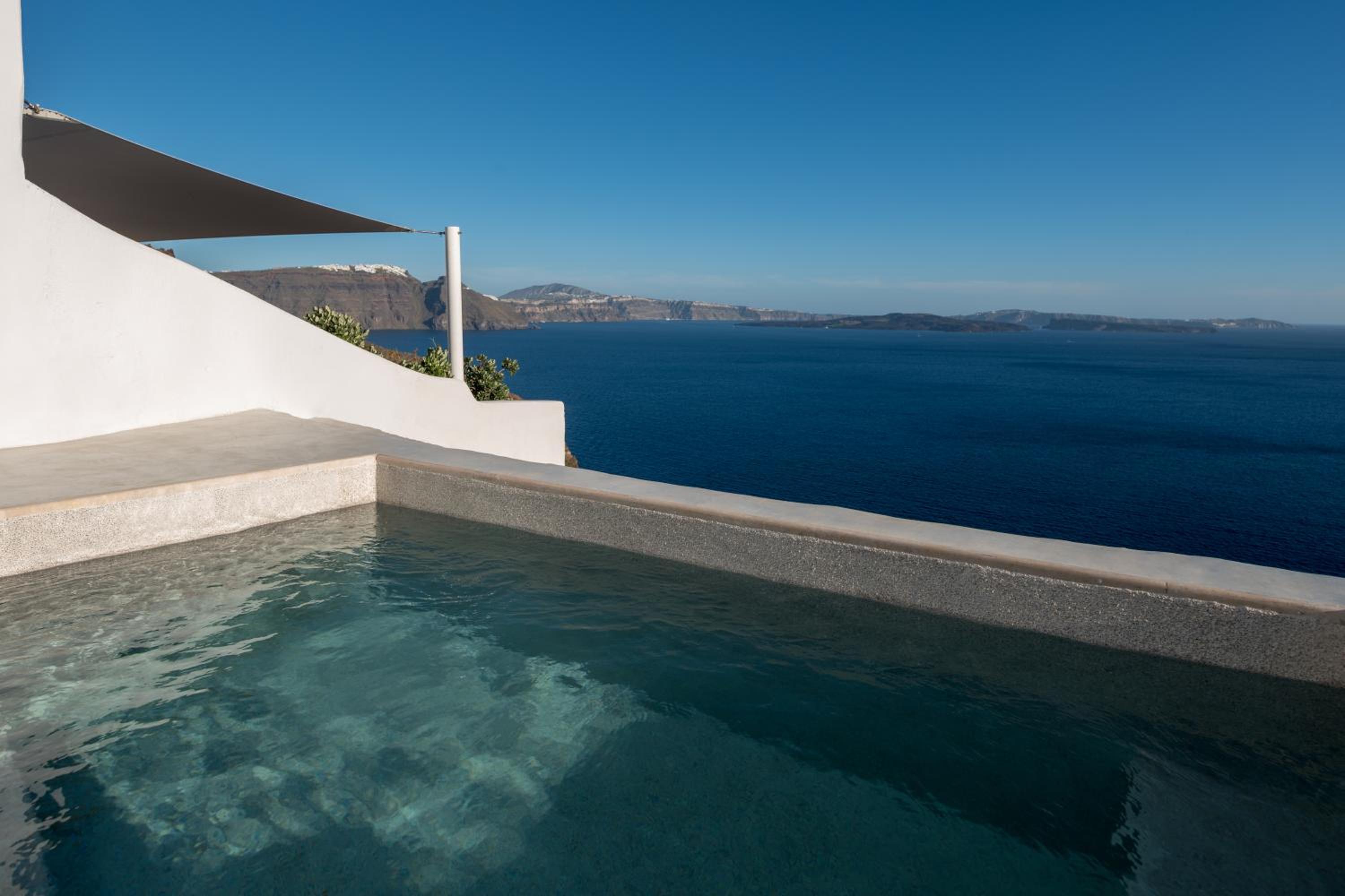 Echoes Suite with private outdoor heated plunge pool- semi outdoor hot tub and Caldera View photo 2
