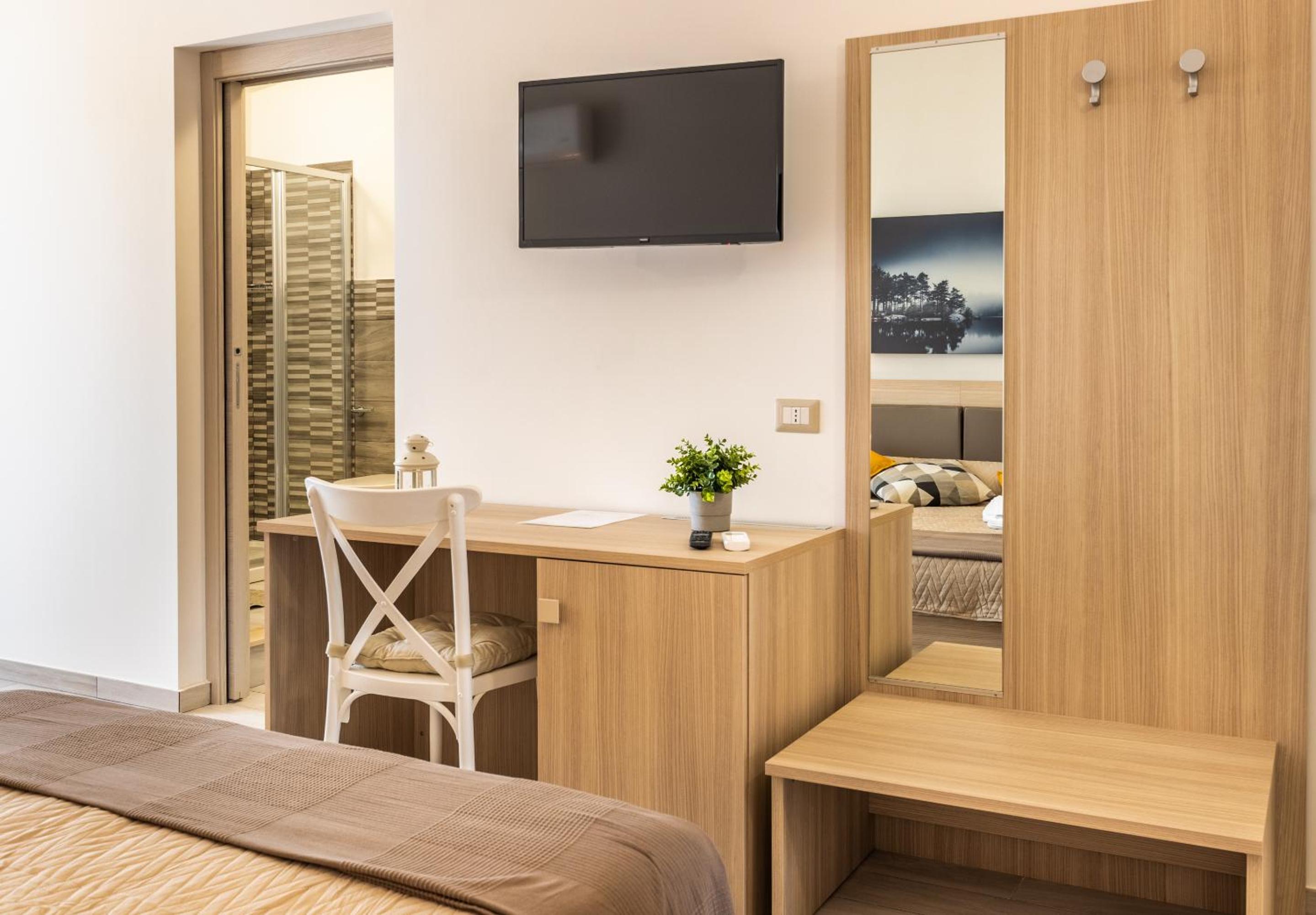 Triple Room with Private Bathroom - Photo 22
