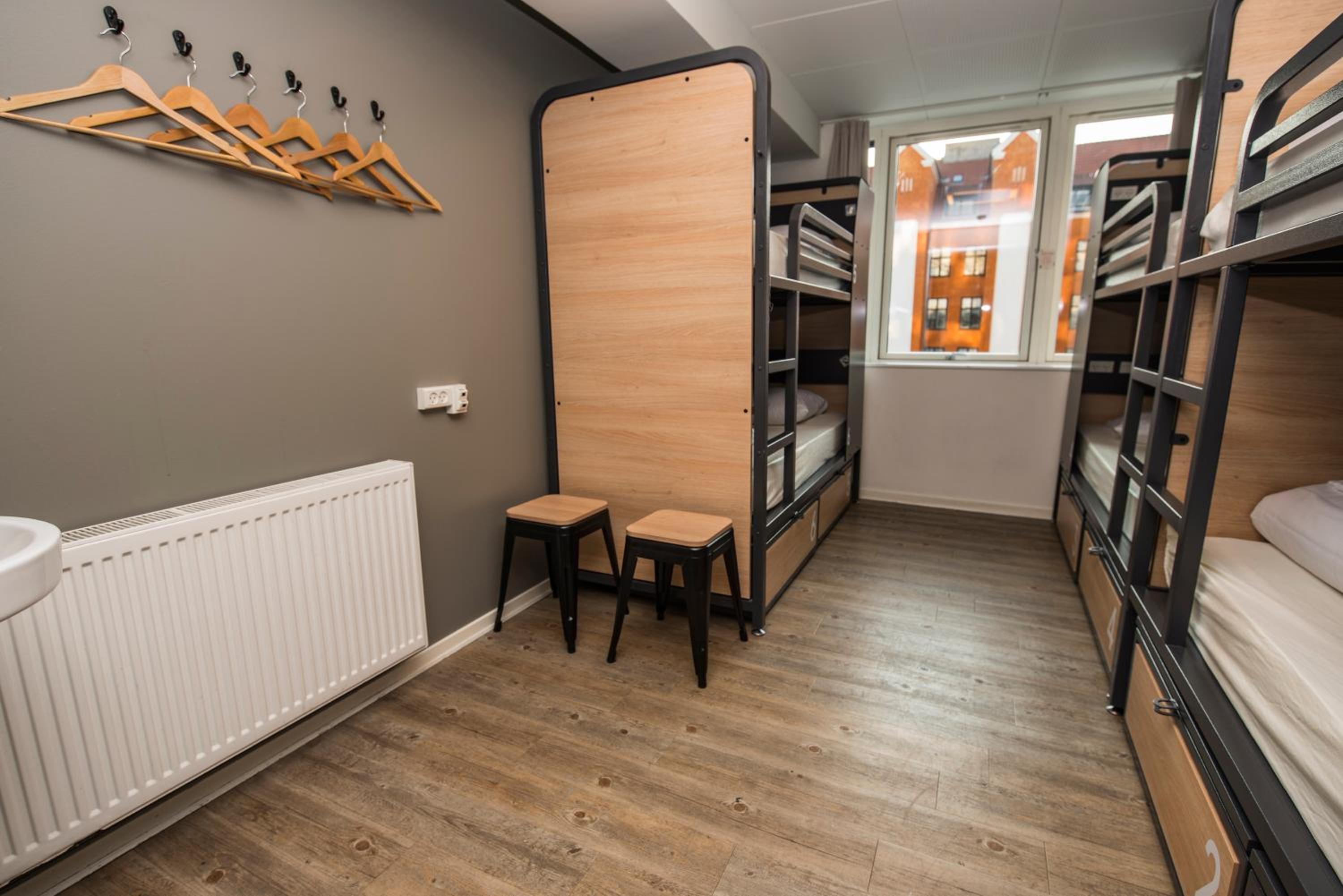 6-Bed Room With Private Bathroom - City View