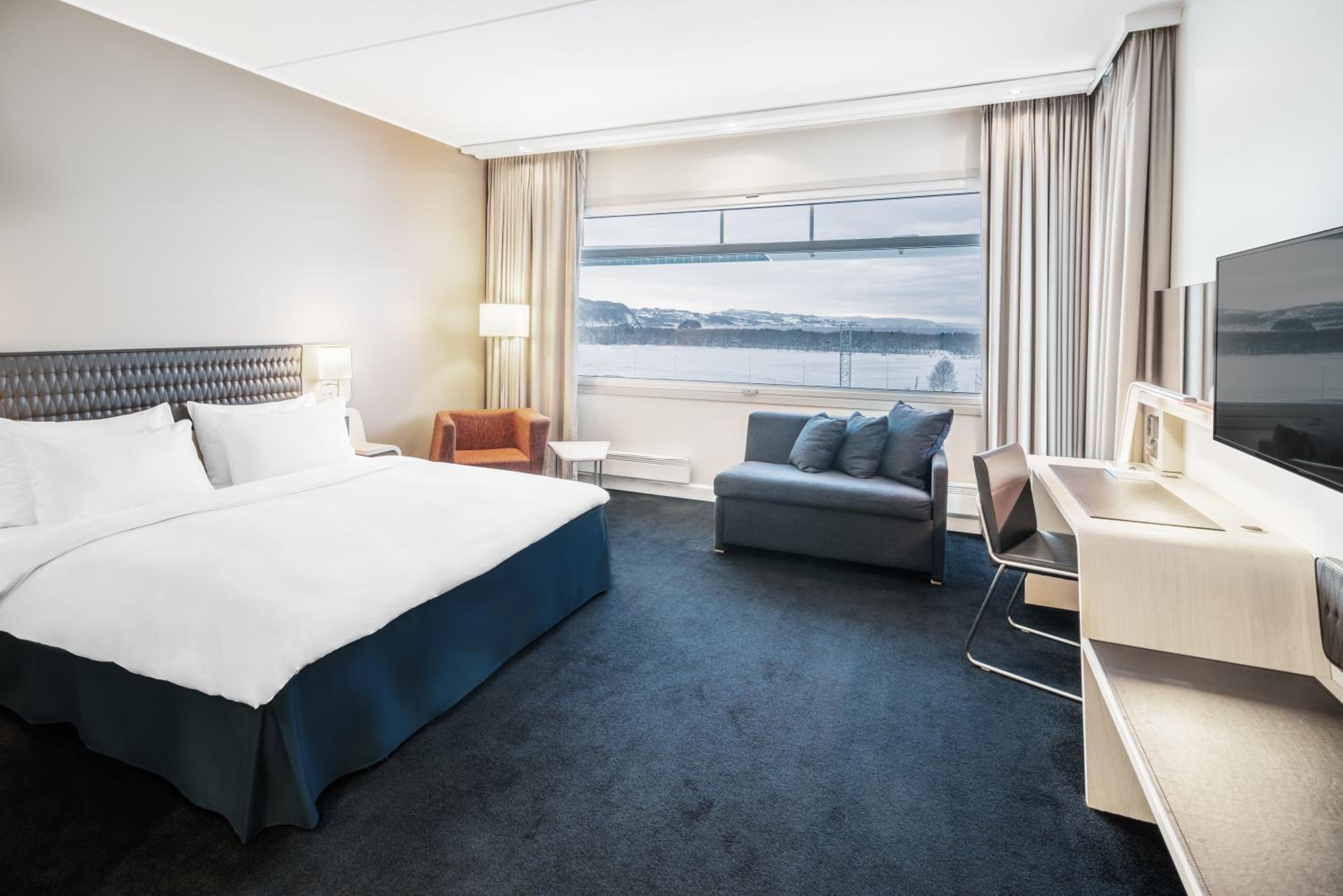 Premium Room with Fjord and Runway View - Photo 9
