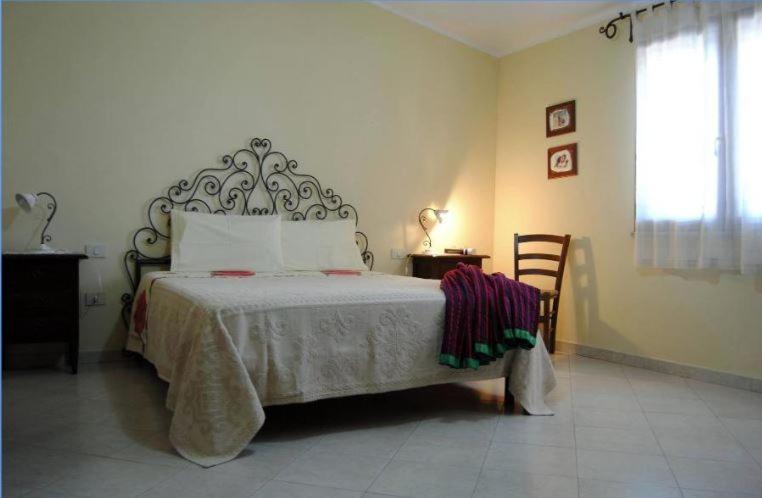 Double Room with Private External Bathroom - Photo 2
