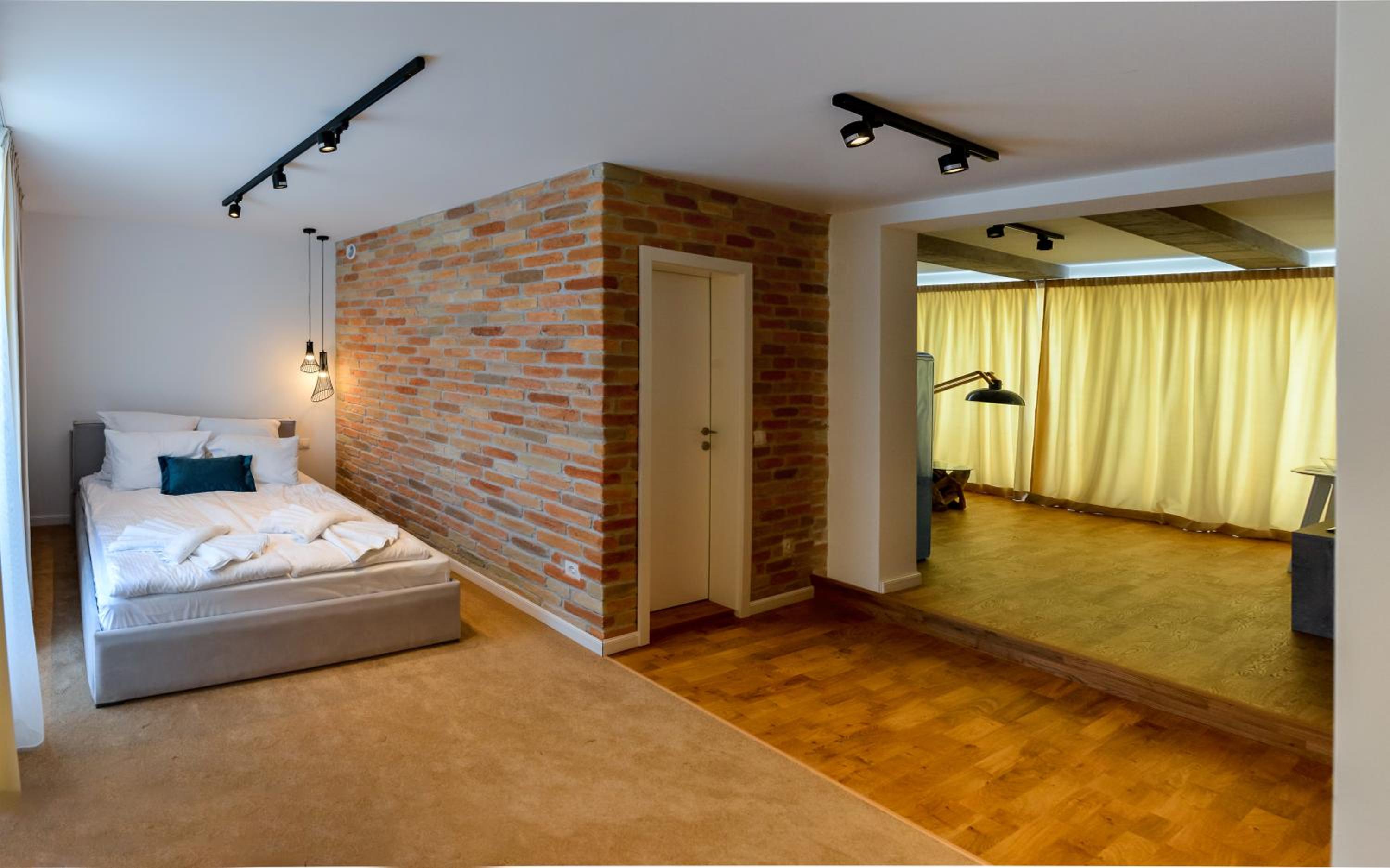 Executive Suite - Photo 11