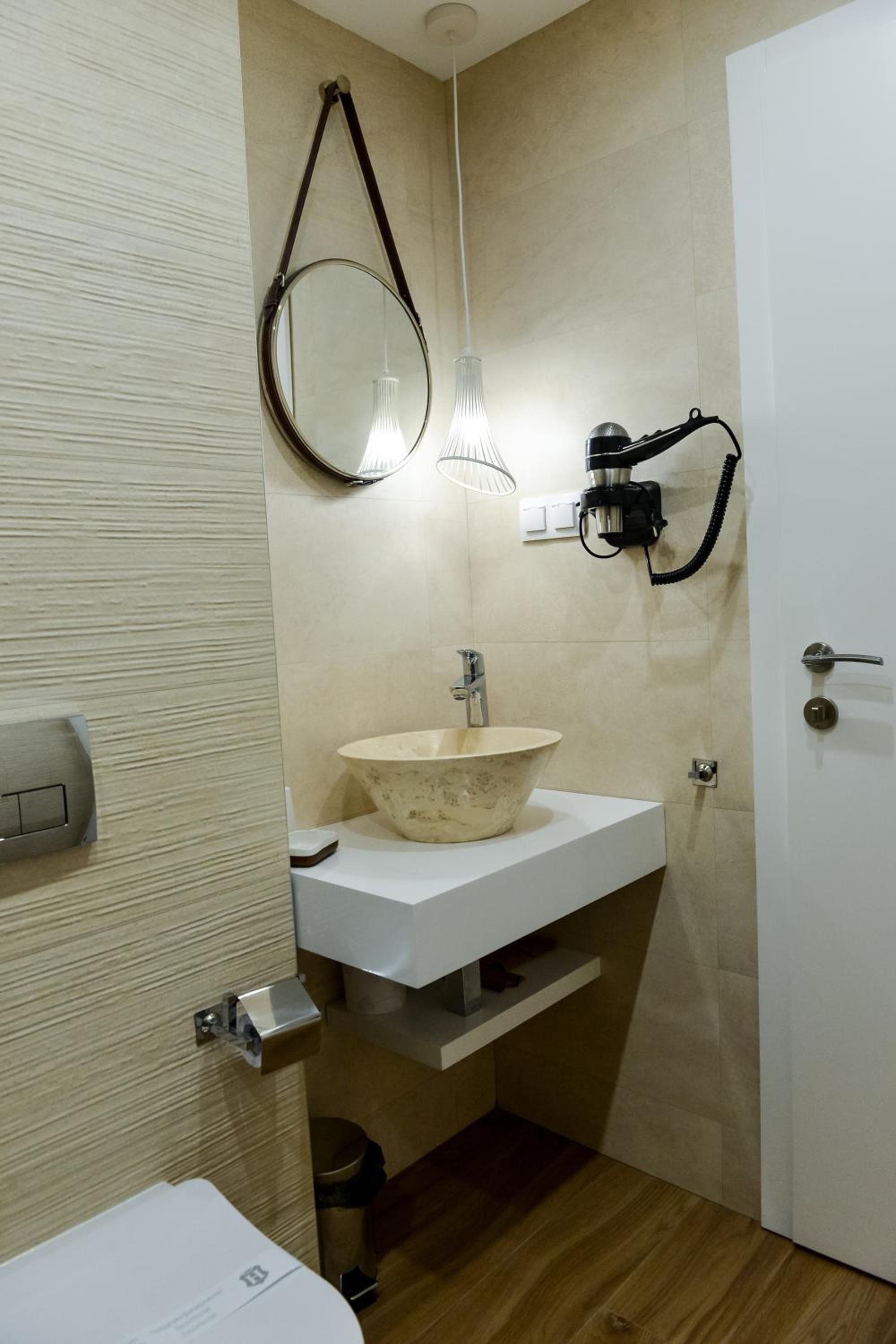 Executive Suite - Photo 7