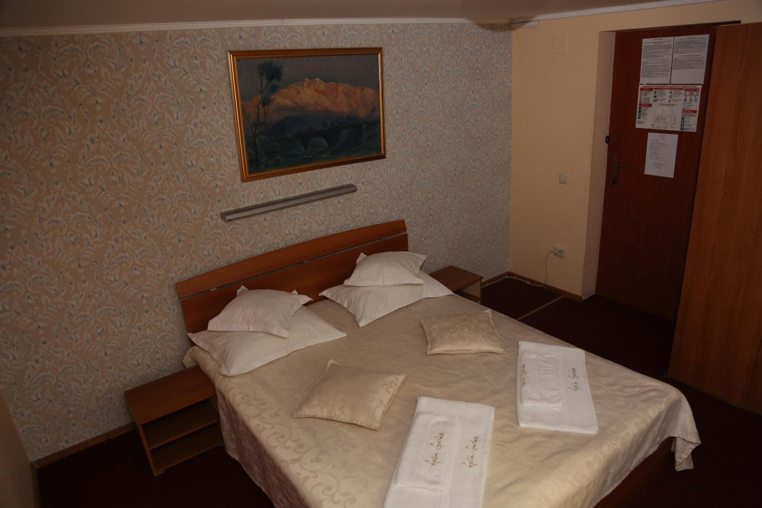 Double Room - Photo 7
