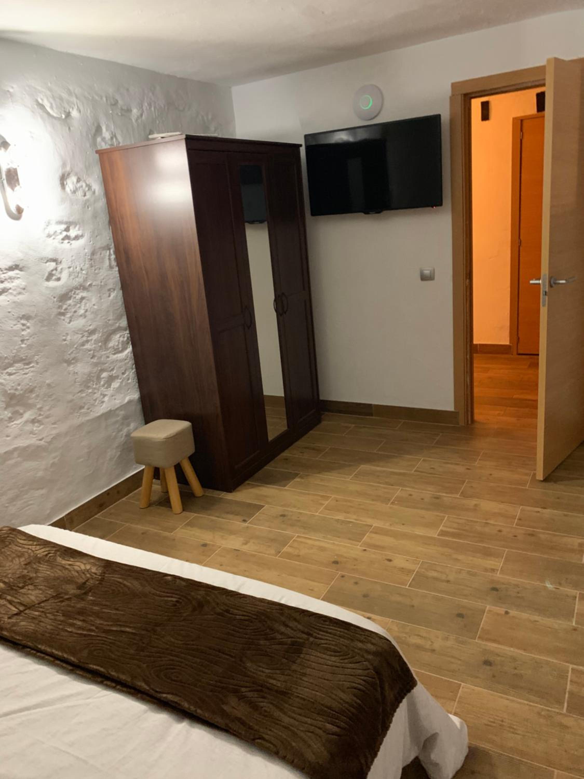 Double or Twin Room with Private Bathroom - Photo 6