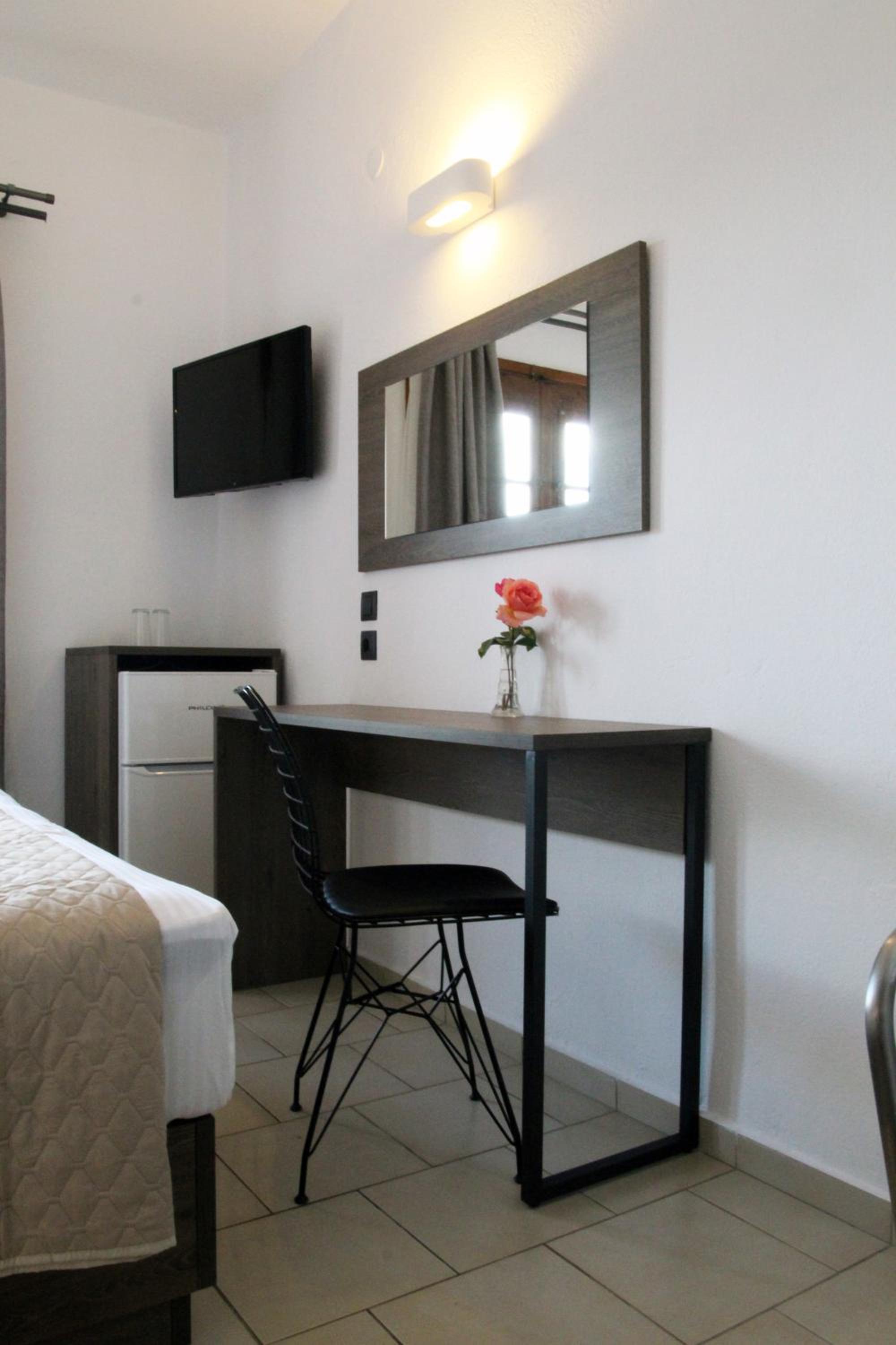 Deluxe Double Room with Side Sea View - Photo 2
