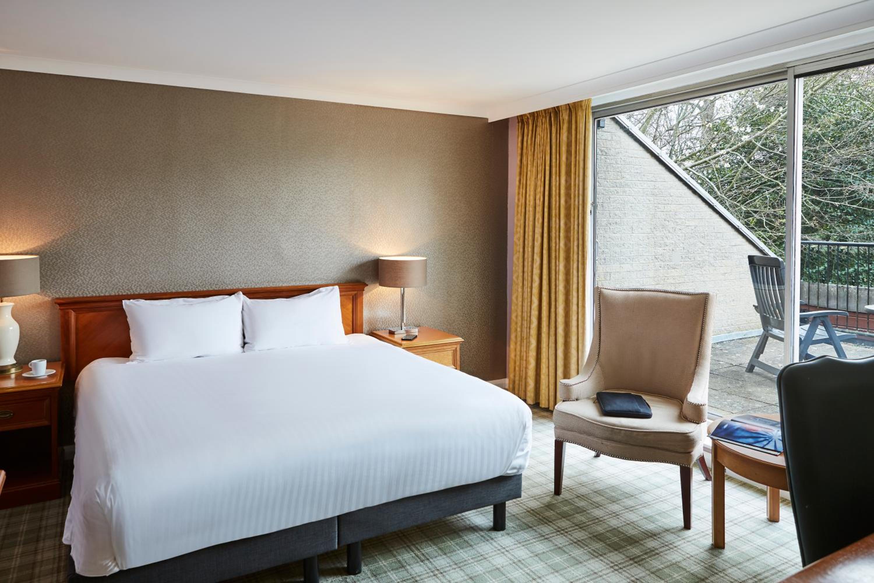 Junior King Suite with Patio or Balcony - Photo 3