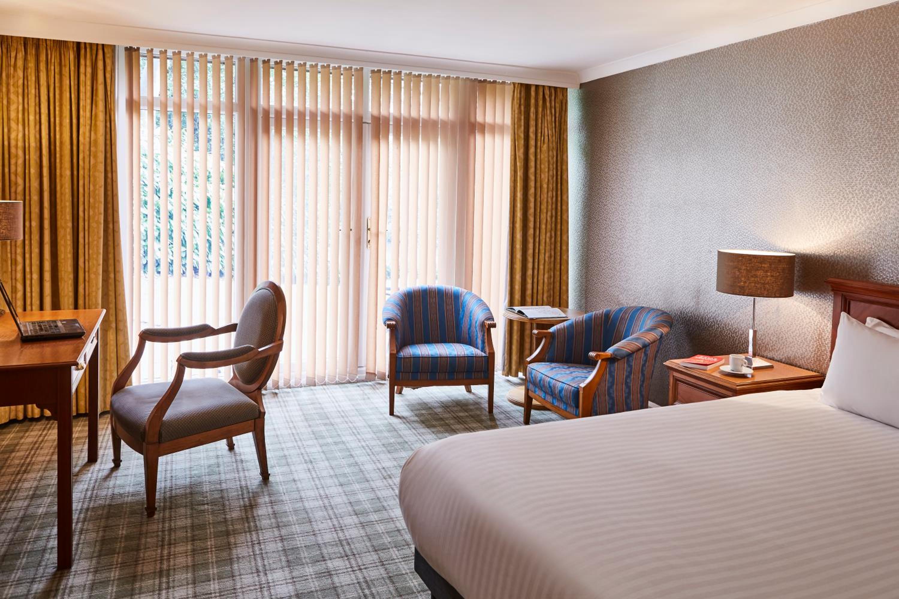 Junior King Suite with Patio or Balcony - Photo 4