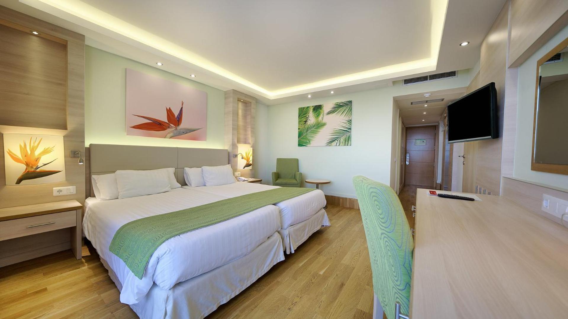 Twin Room with Side Sea View - Photo 2