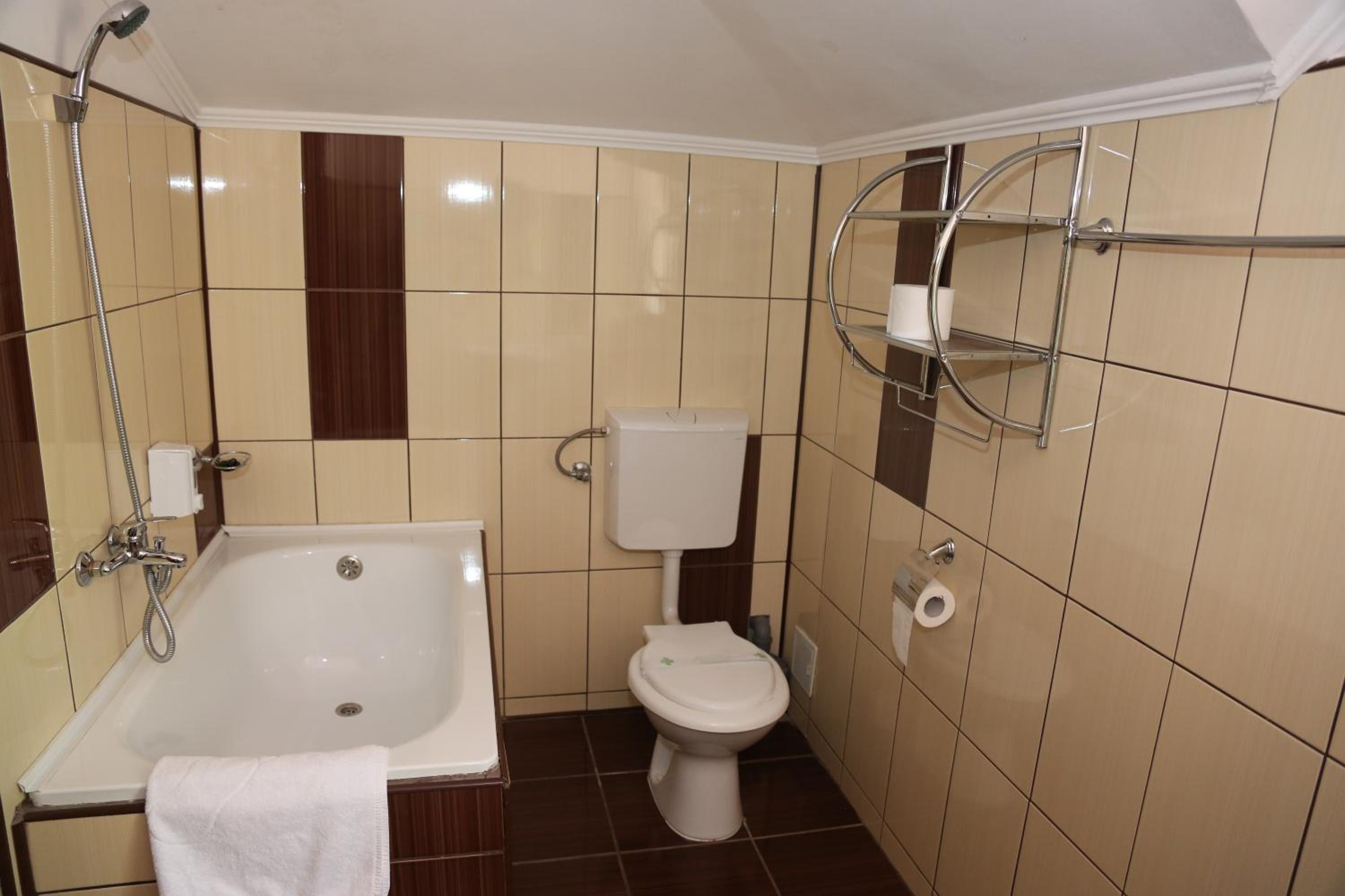 Double Room - Photo 17