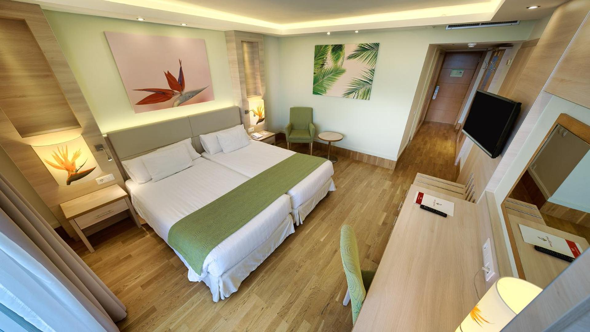 Twin Room with Side Sea View - Photo 1