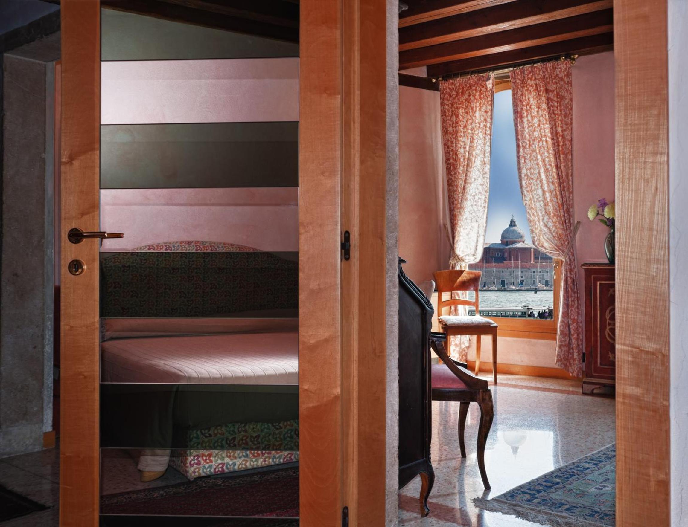 One-Bedroom Apartment With Lagoon View photo 2