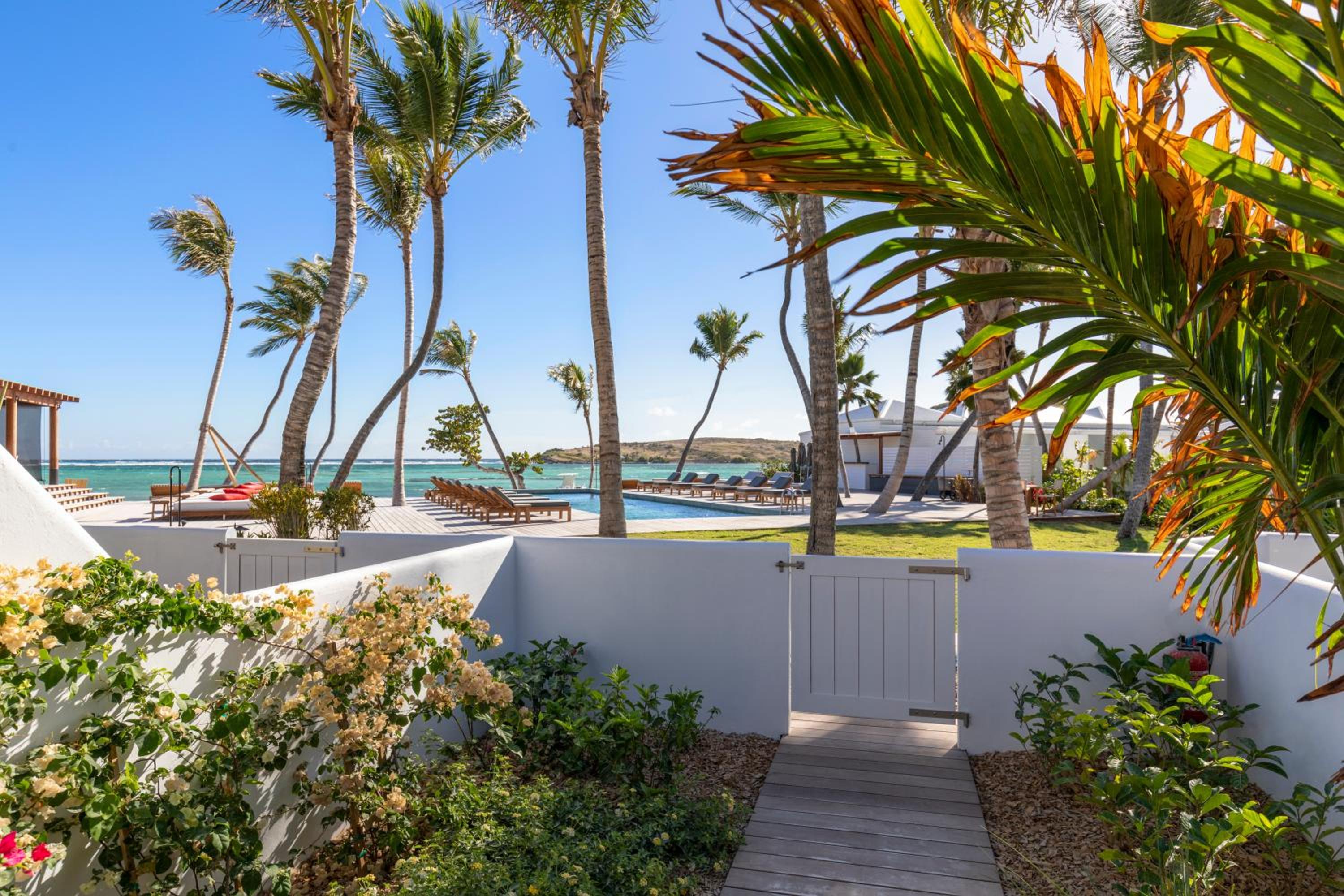 Bungalow with Pool View photo 3
