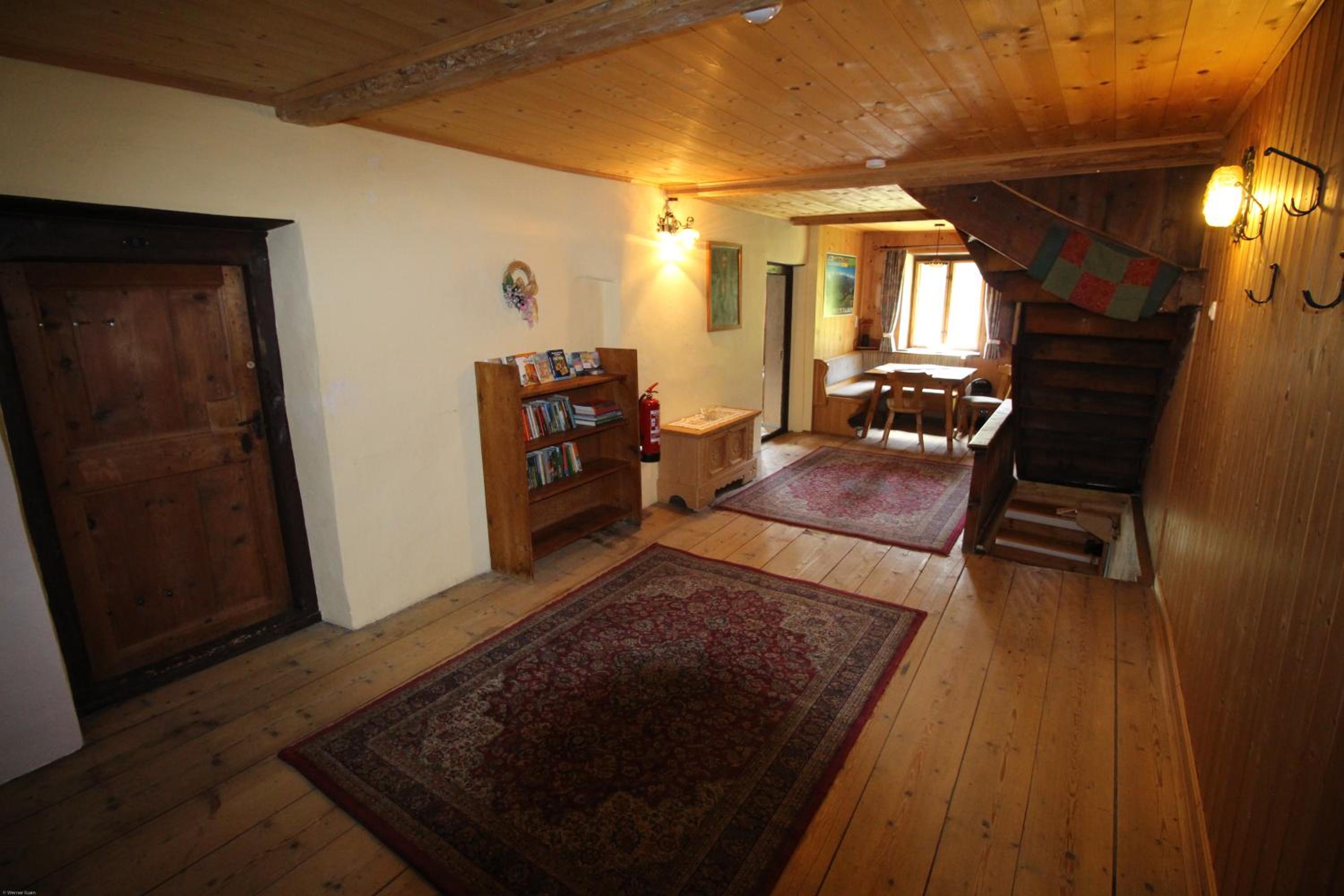 Seven-Bedroom House photo 1
