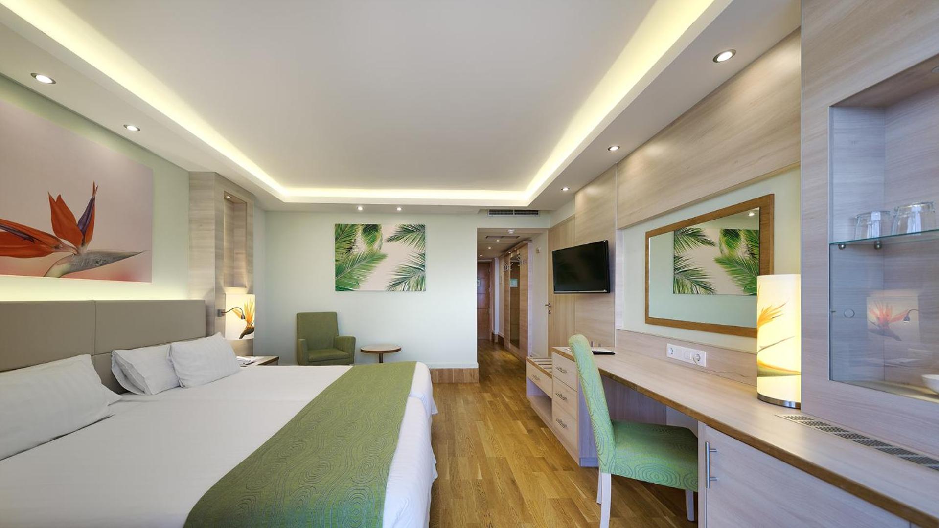 Twin Room with Side Sea View - Photo 3