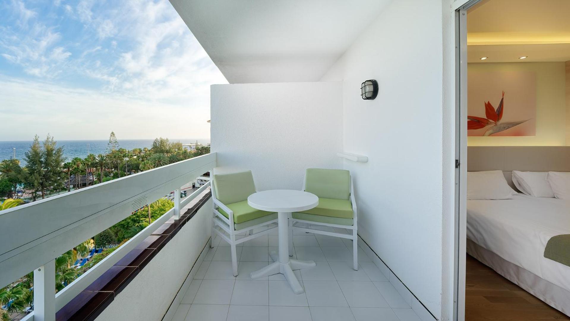 Twin Room with Side Sea View - Photo 4