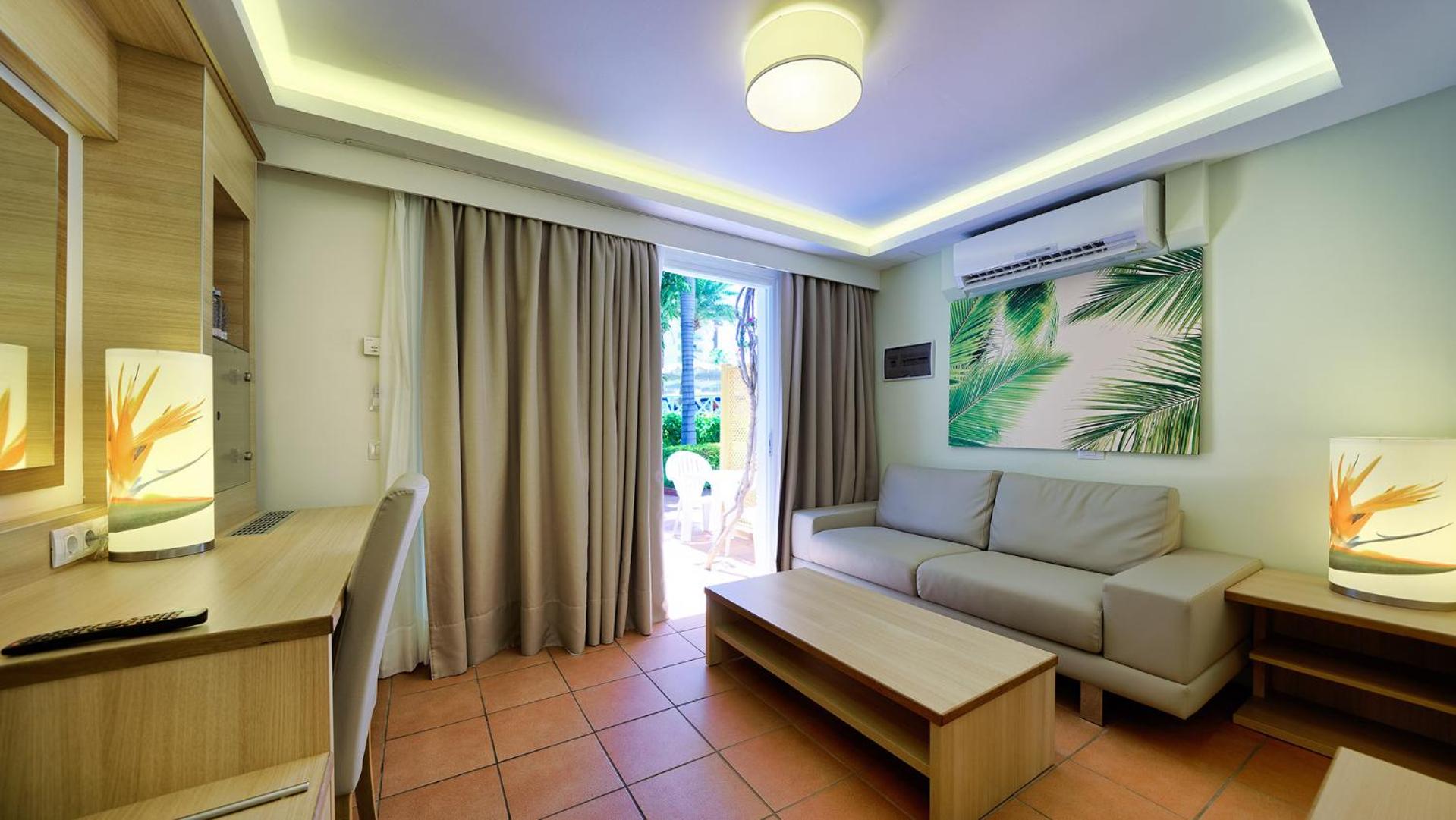 Suite with Pool View photo 3