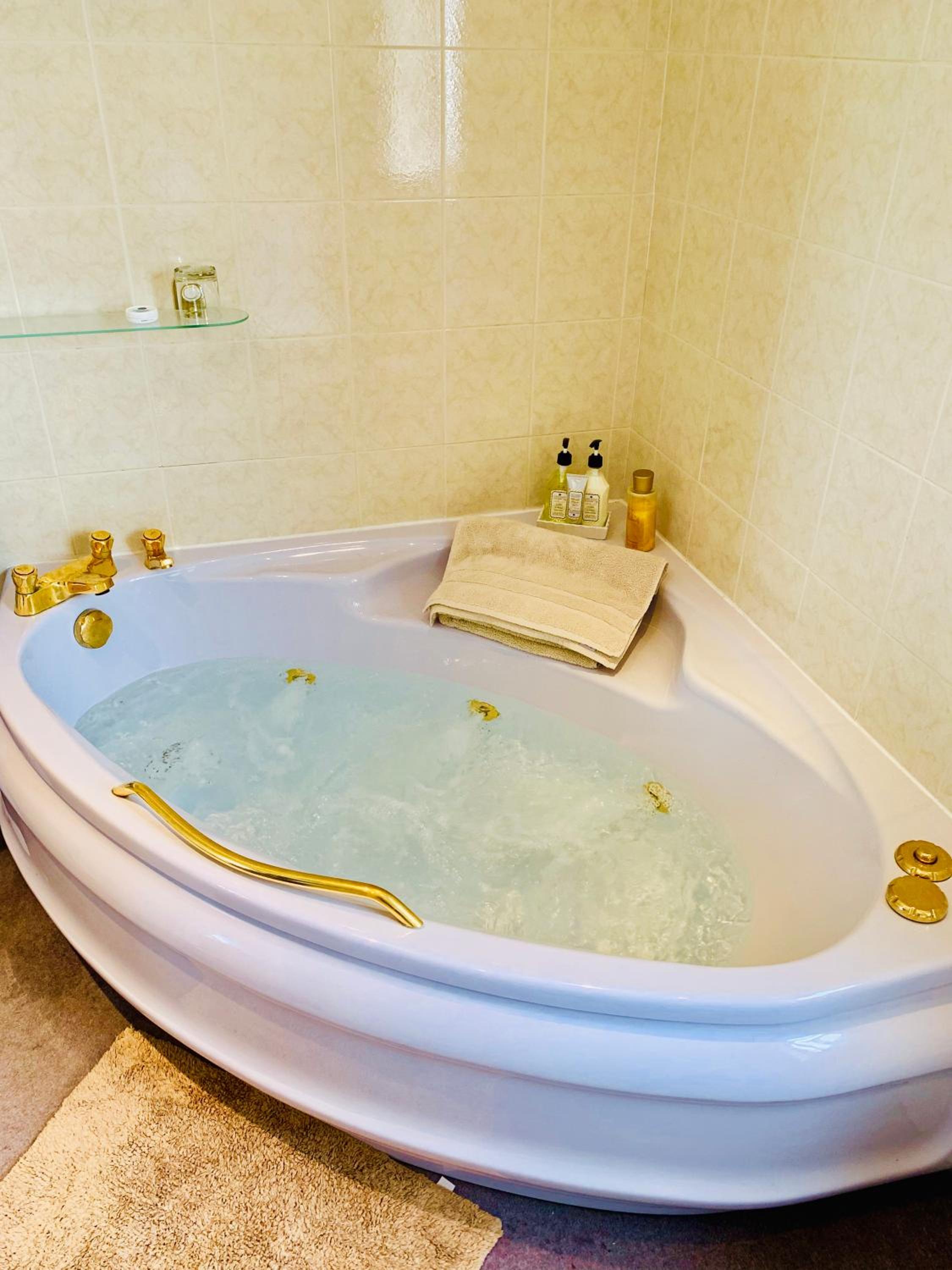 Large Double Room - Photo 5