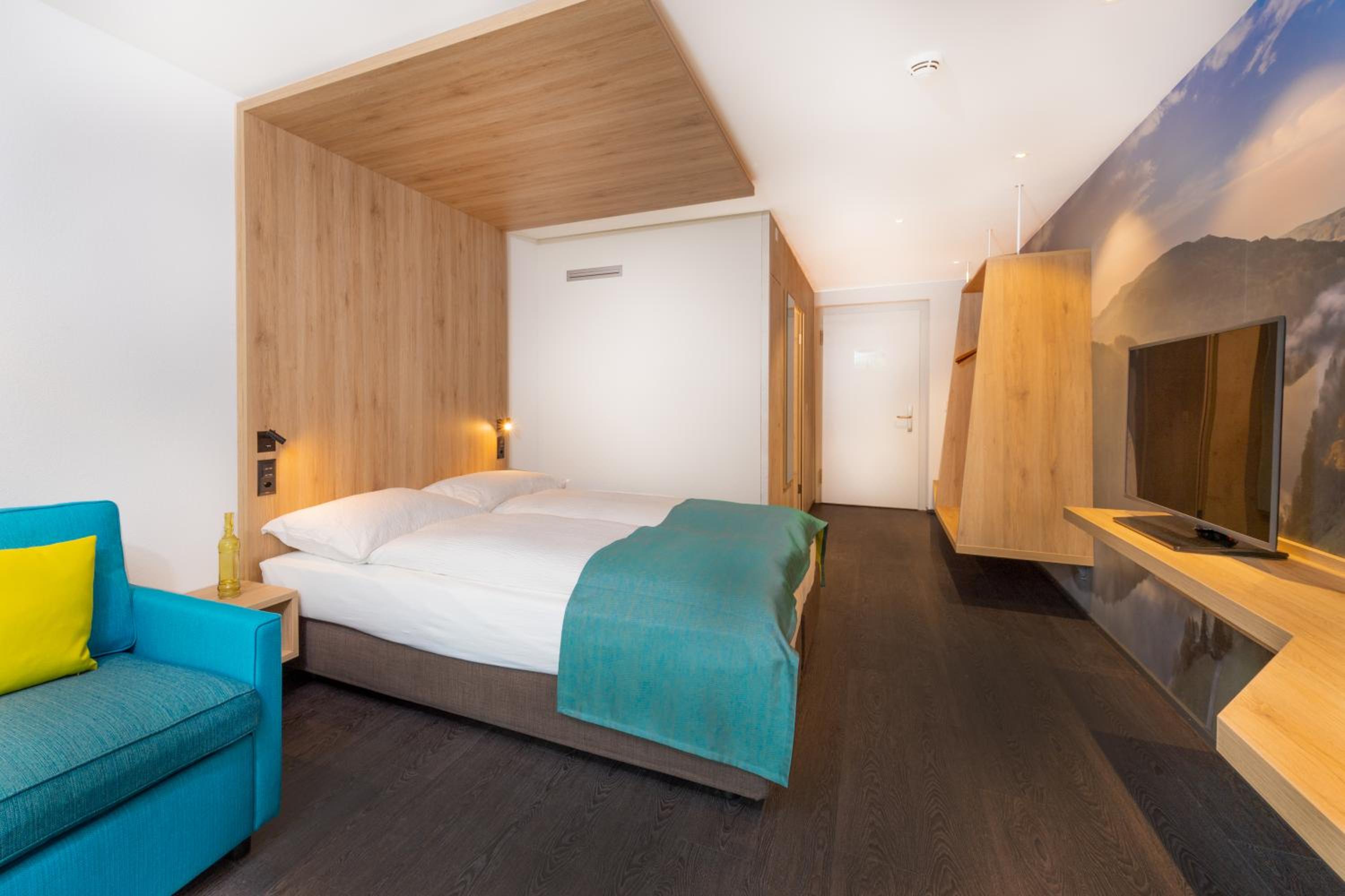 Business Double Room with Sofa Bed and Balcony - Photo 3