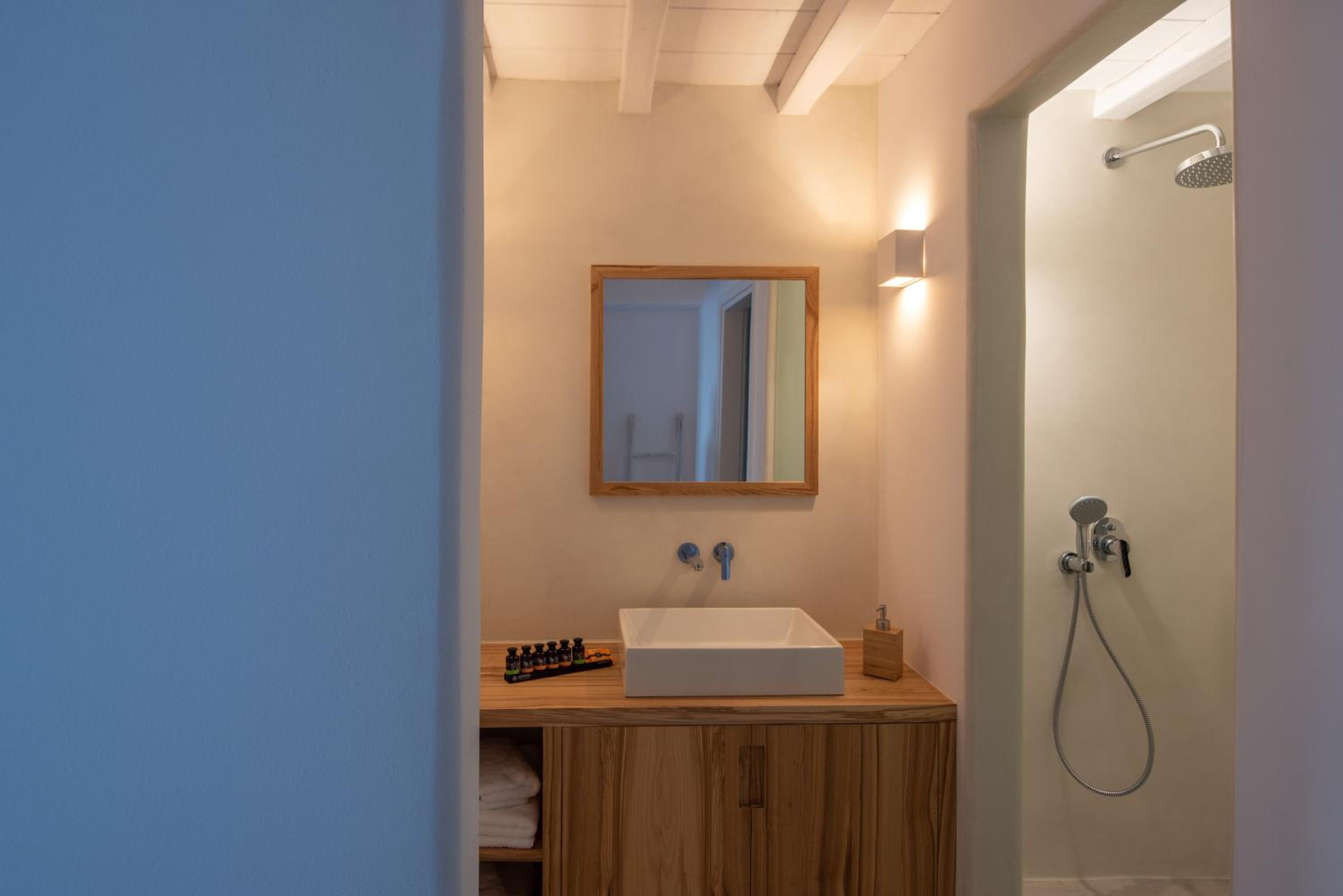 Queen Suite - Photo 12