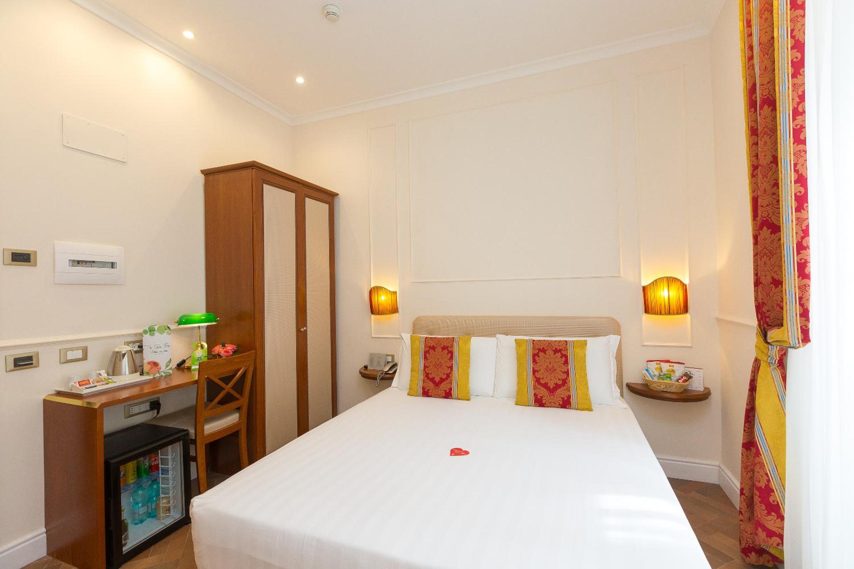 Small Double Room thumbnail 5