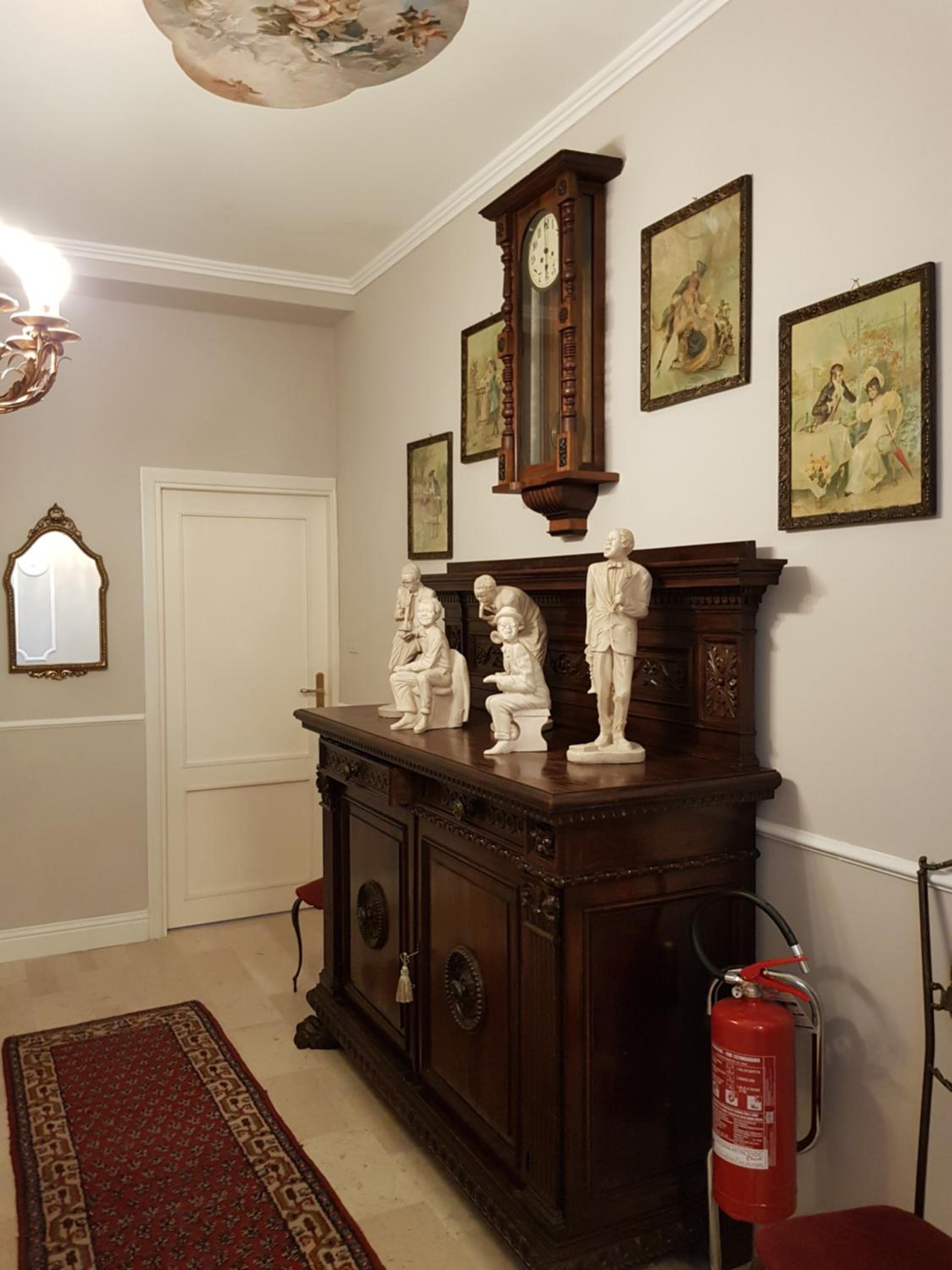 Deluxe King Room - Photo 10