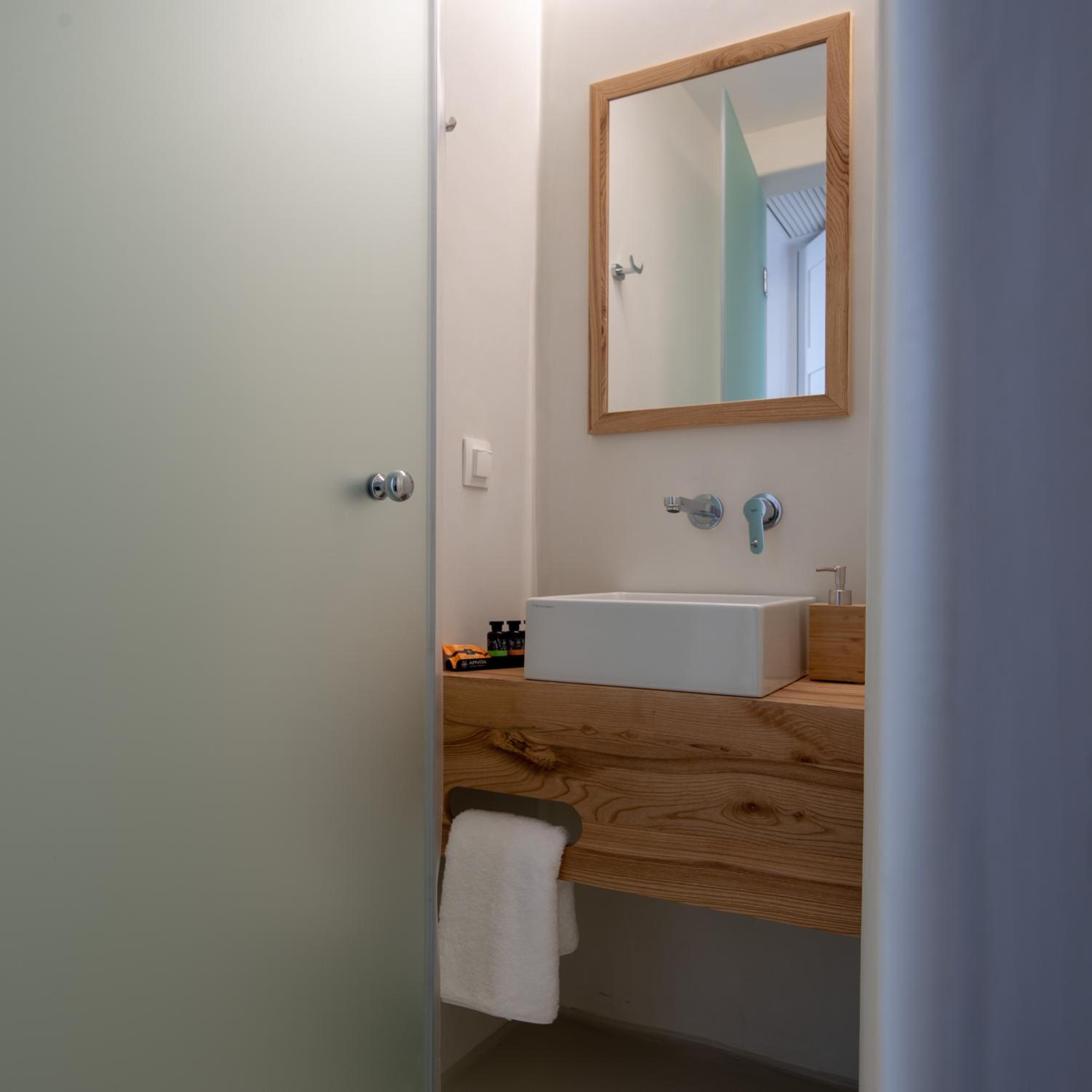 Superior Suite with Sea View - Photo 3