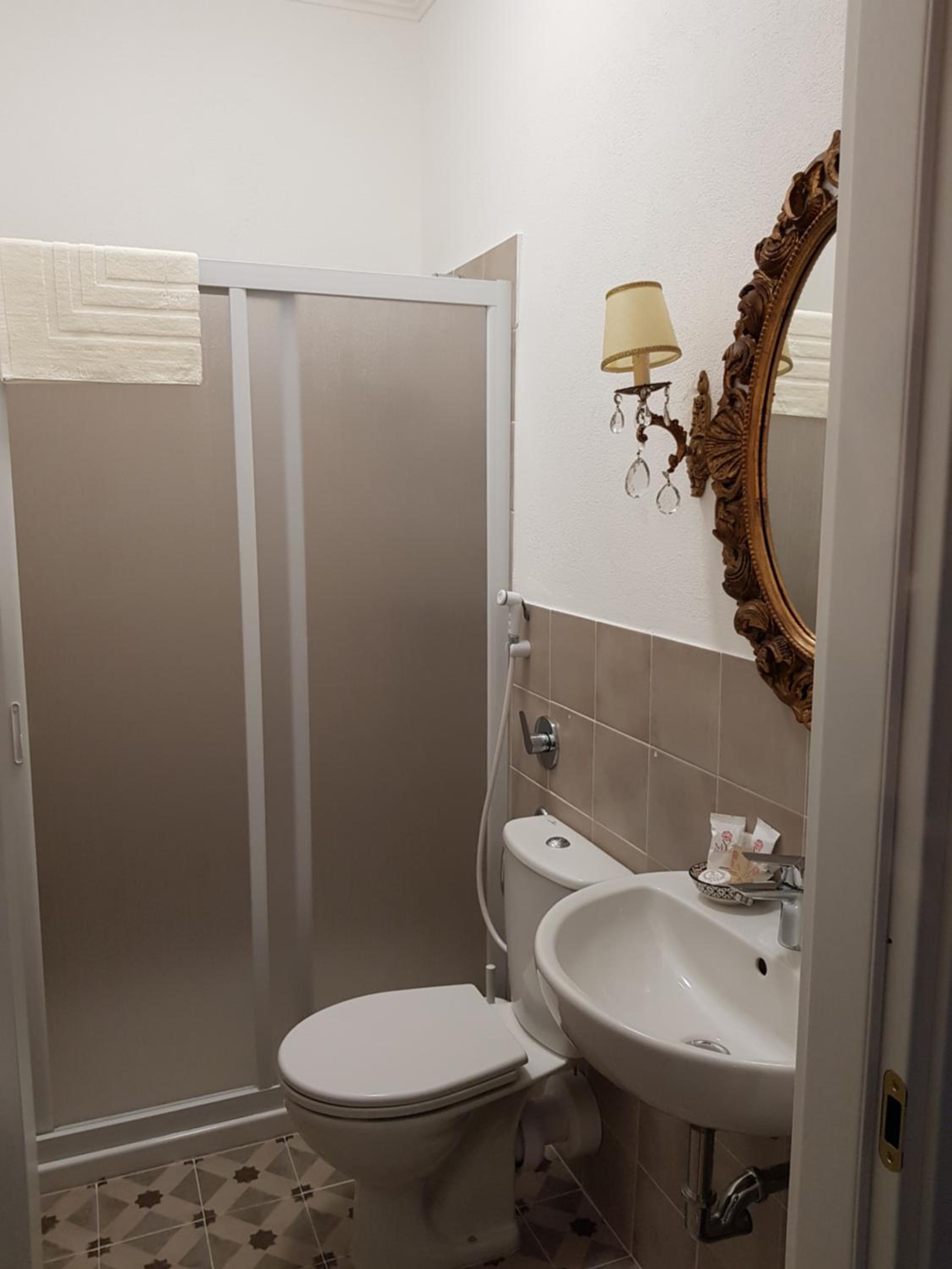Deluxe King Room - Photo 8