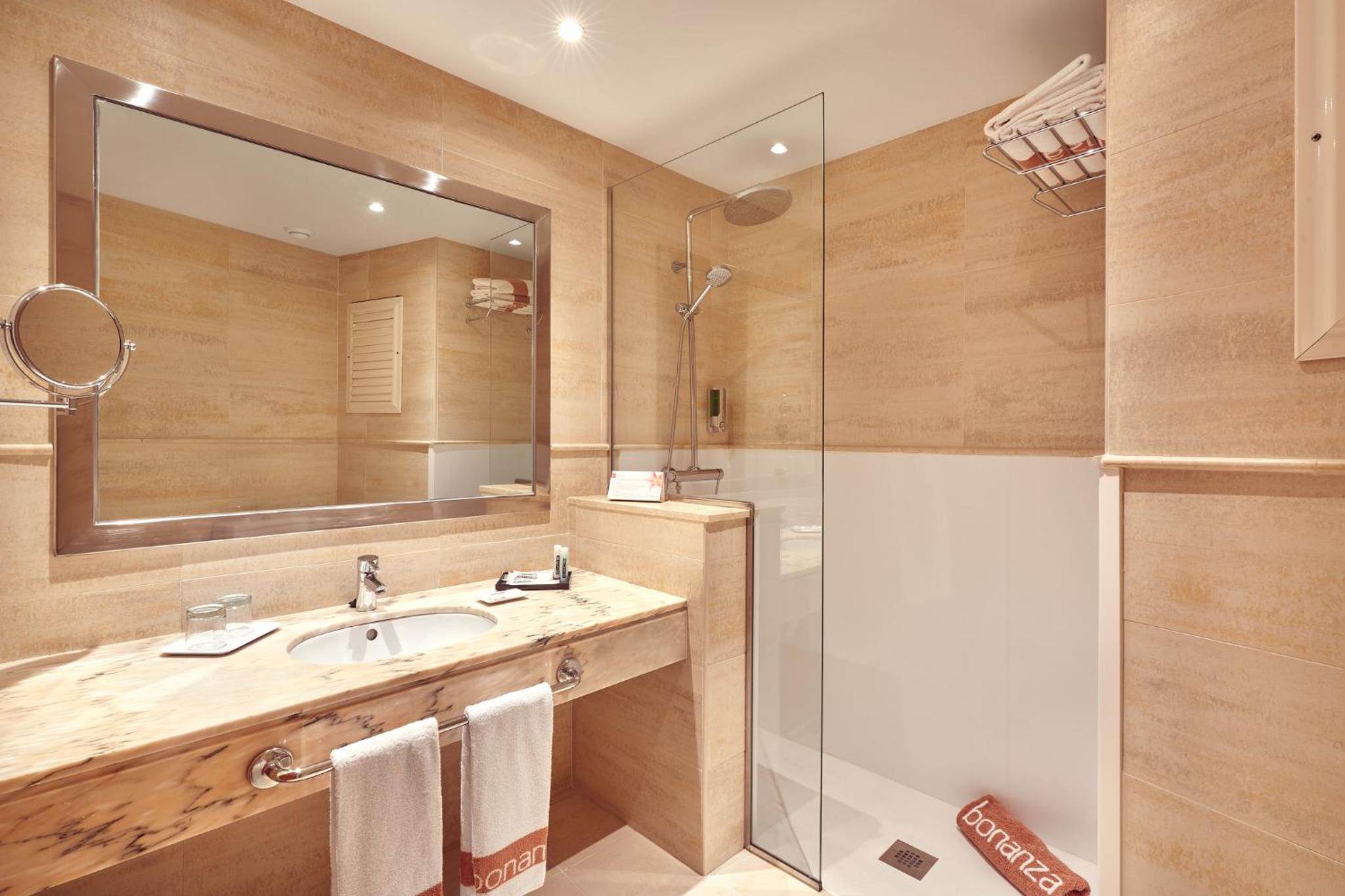 Twin Room with Balcony and Partial Sea View photo 3