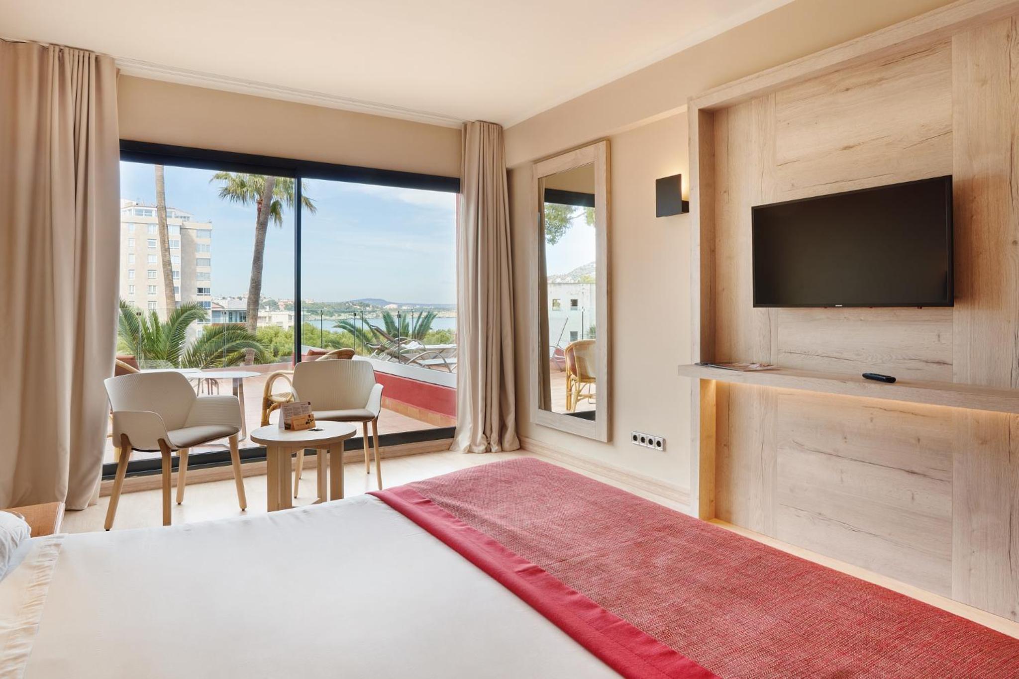 Habitación Doble con Balcón y Vista Parcial al Mar (2 Adultos + 1 Niño)