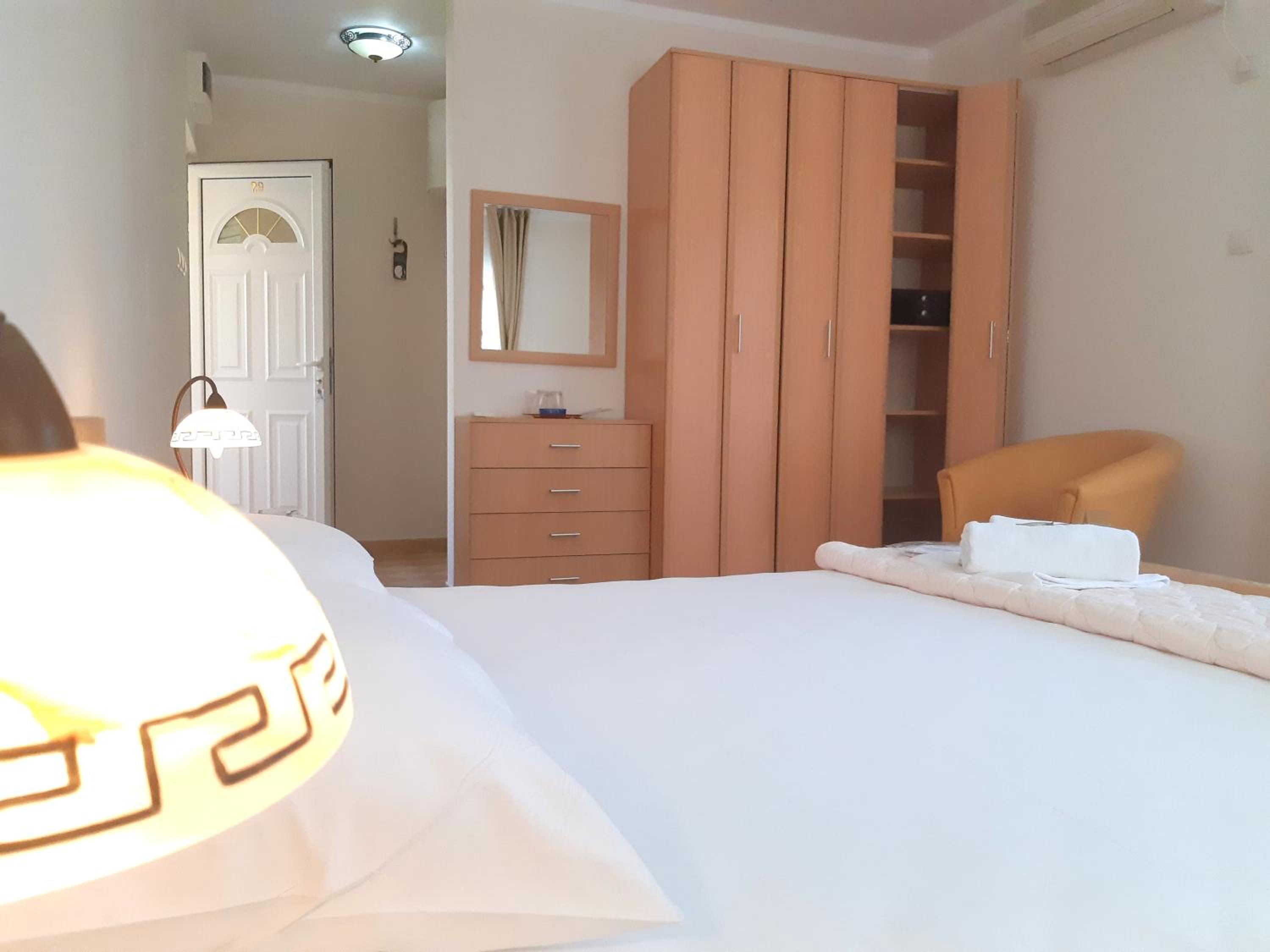 Economy Double Room with Balcony and Garden View - Photo 5