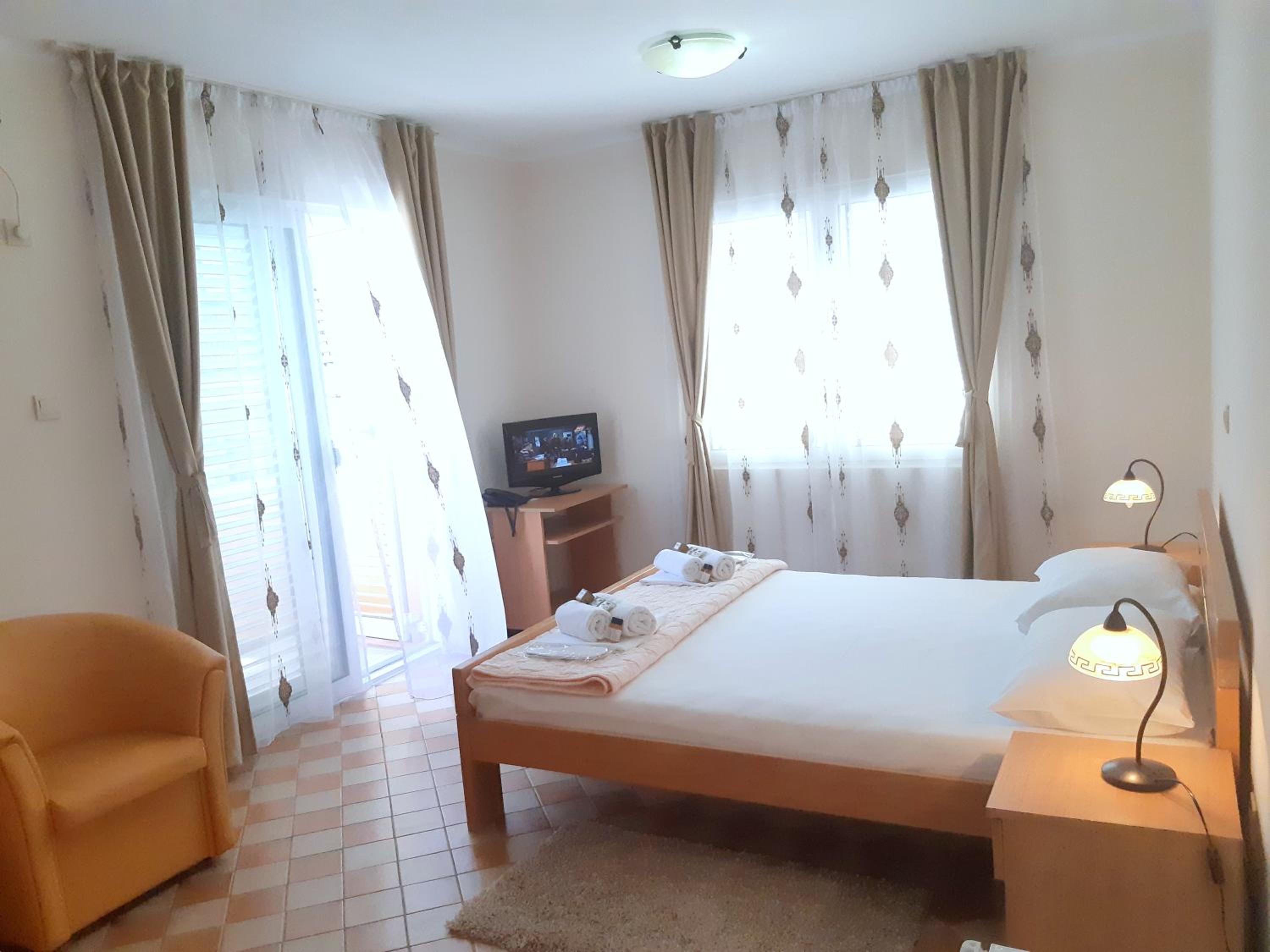 Economy Double Room with Balcony and Garden View - Photo 2