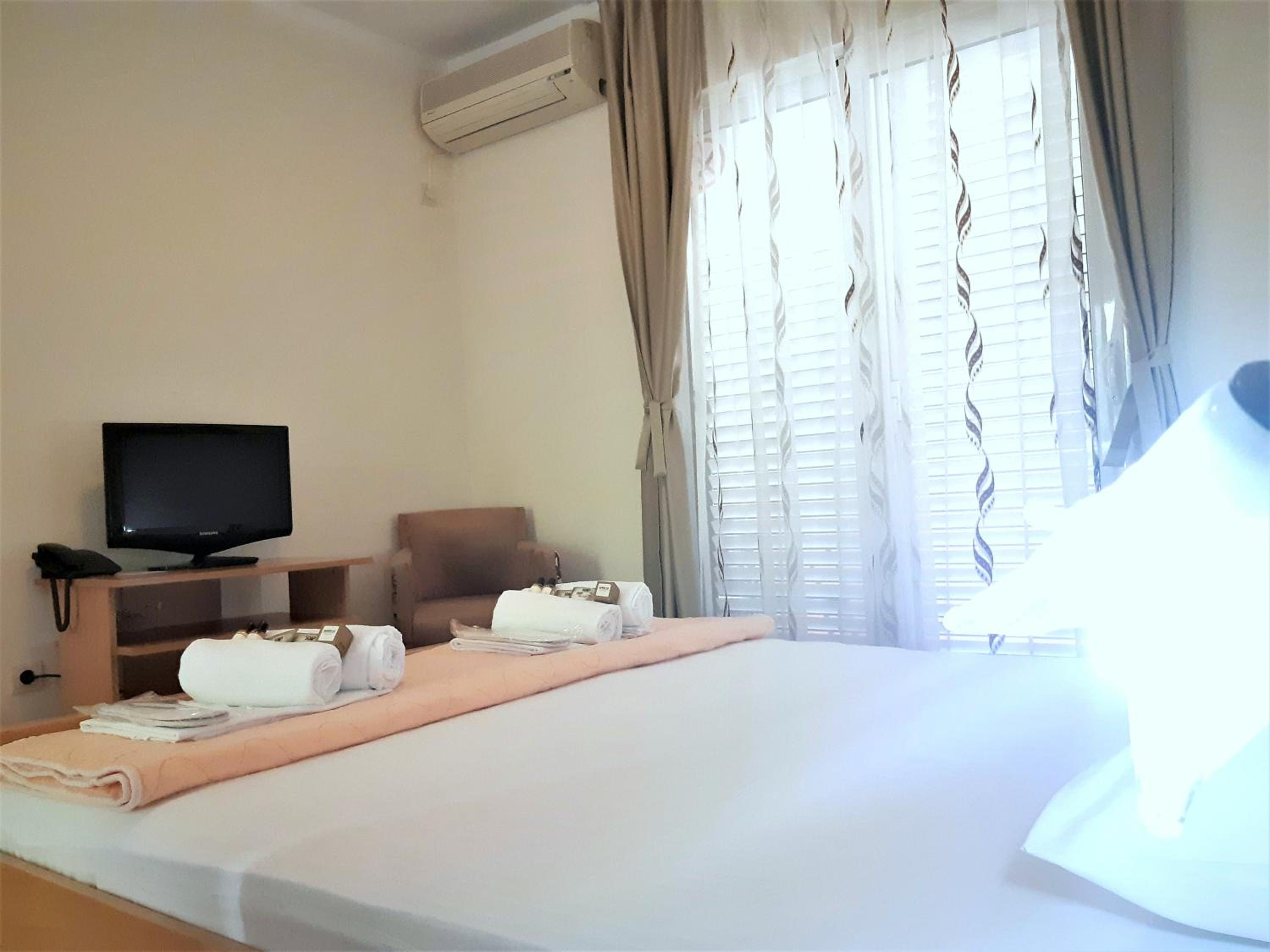 Economy Double Room with Balcony and Garden View - Photo 8