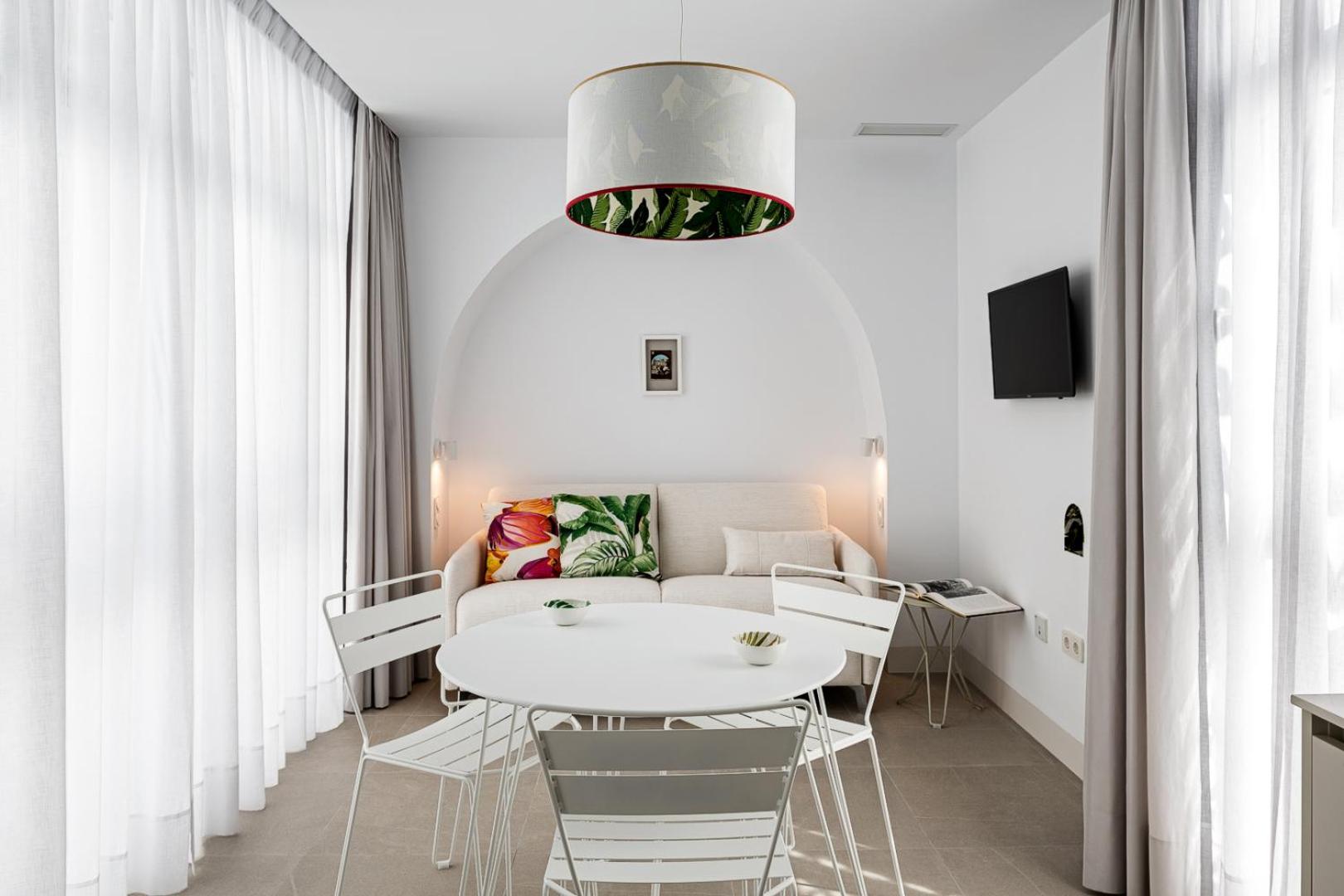 Superior One-Bedroom Apartment