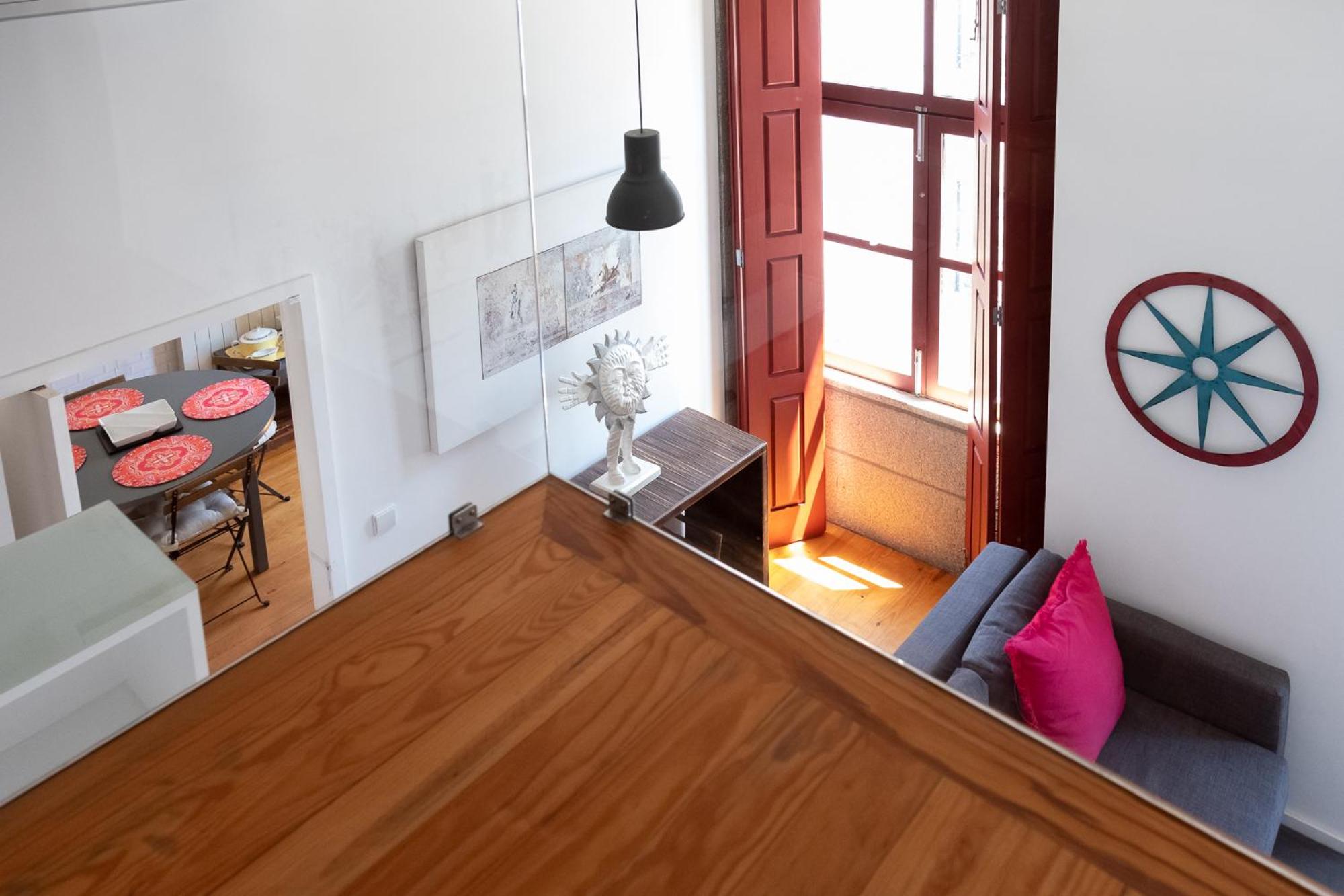Superior One-Bedroom Triplex Apartment thumbnail 6