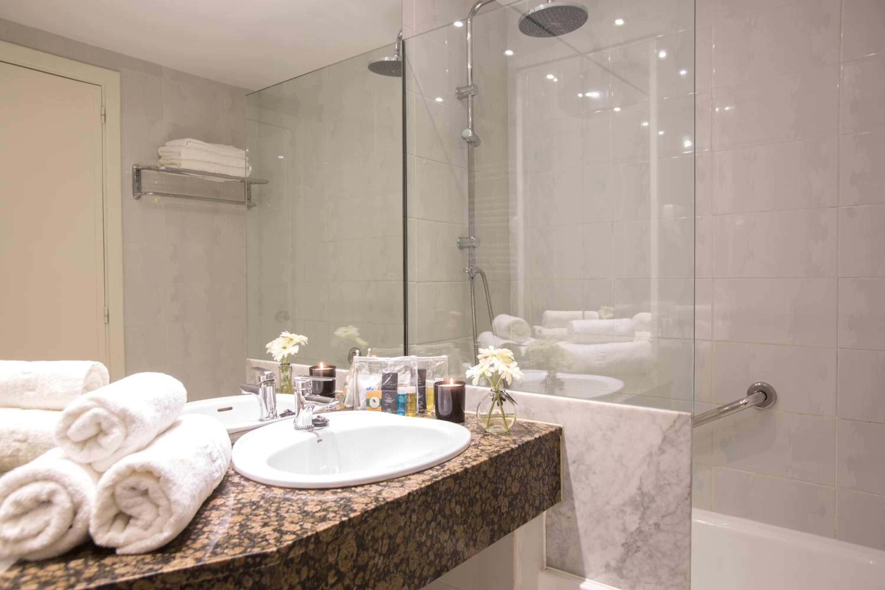 Quadruple Room with Balcony (2 Adults + 2 Children) photo 2