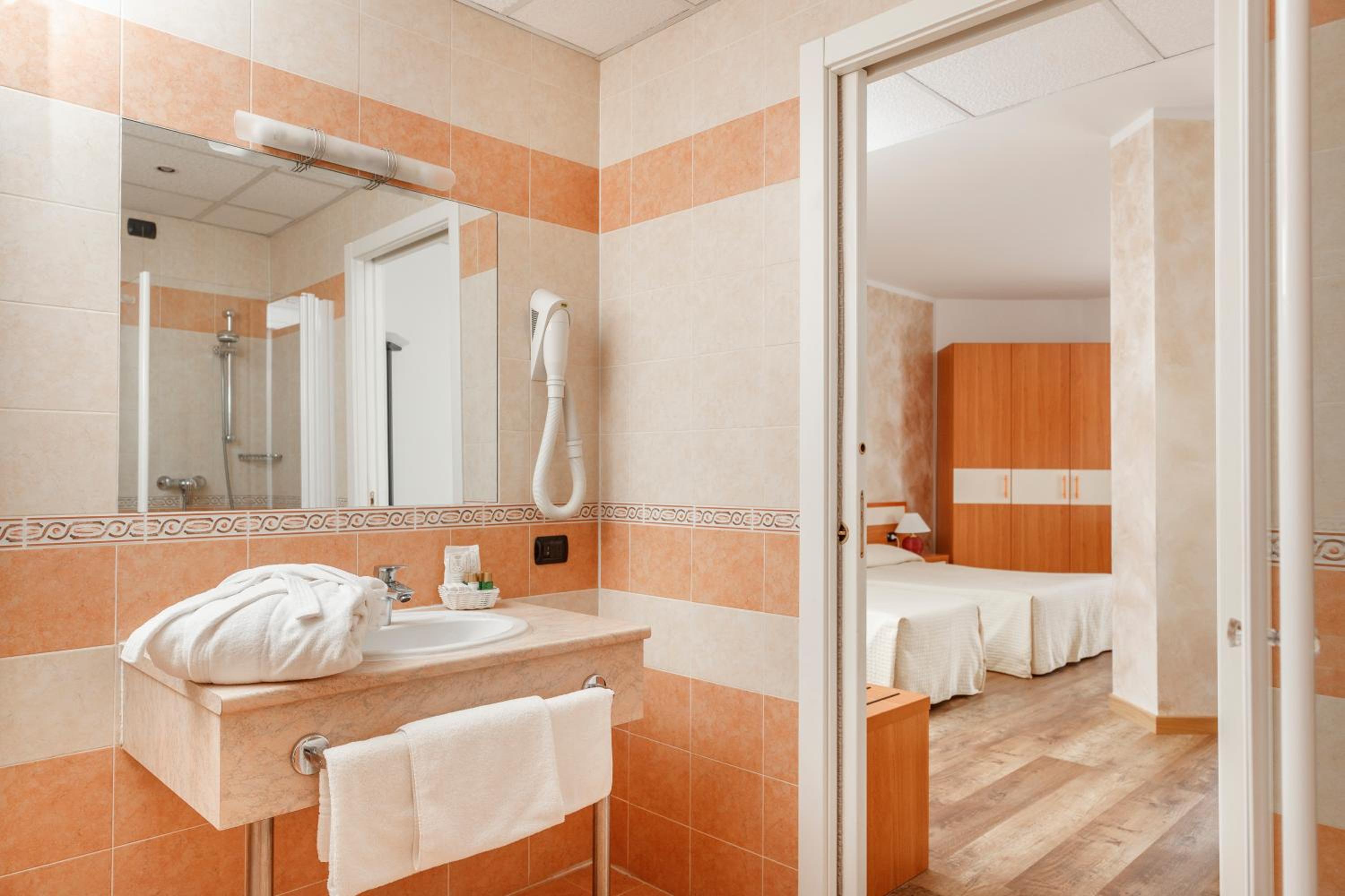 Double Room with Balcony - Photo 4