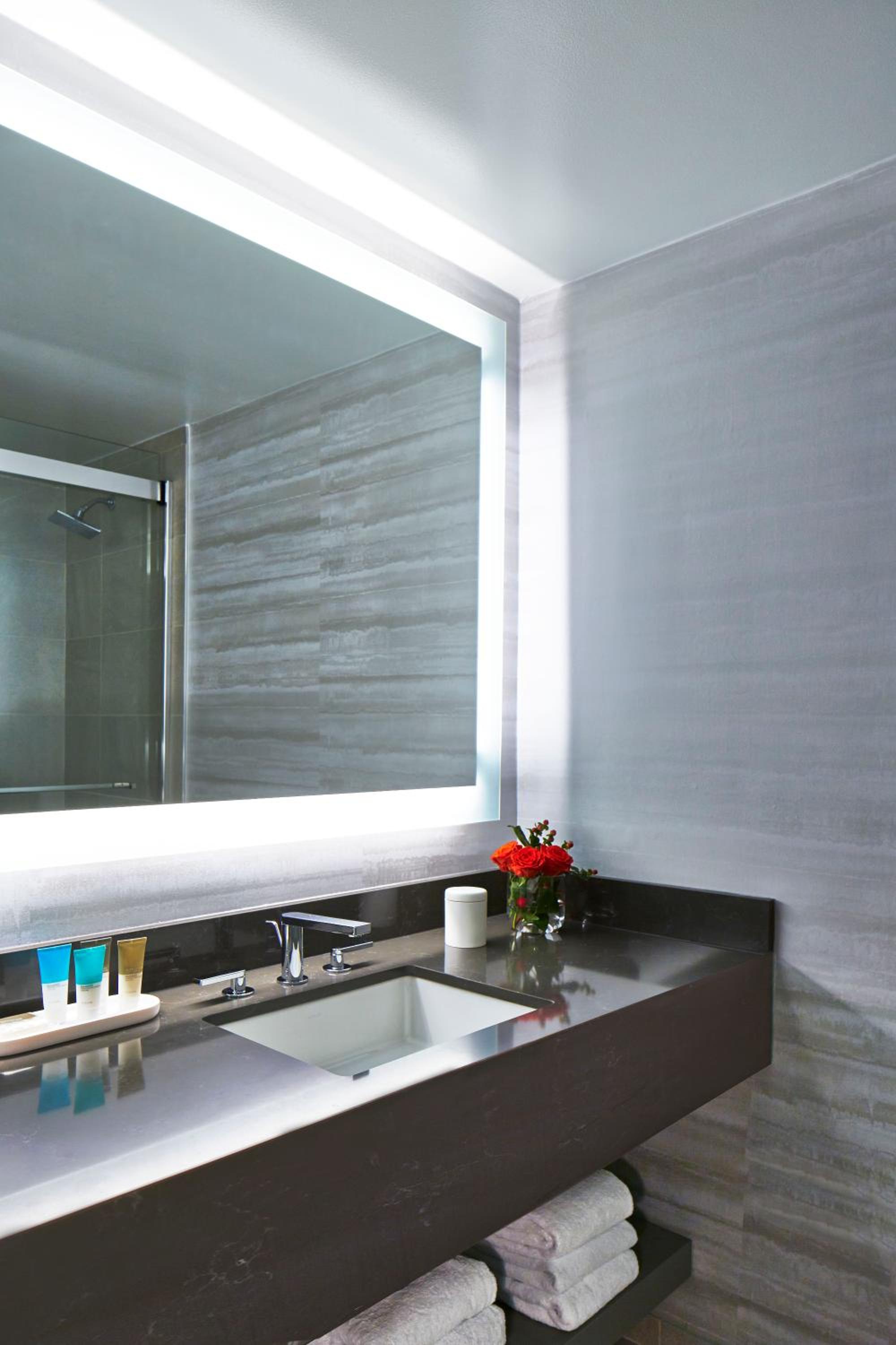 Double Room with Two Double Beds and Bath Tub - Mobility Accessible - Photo 6