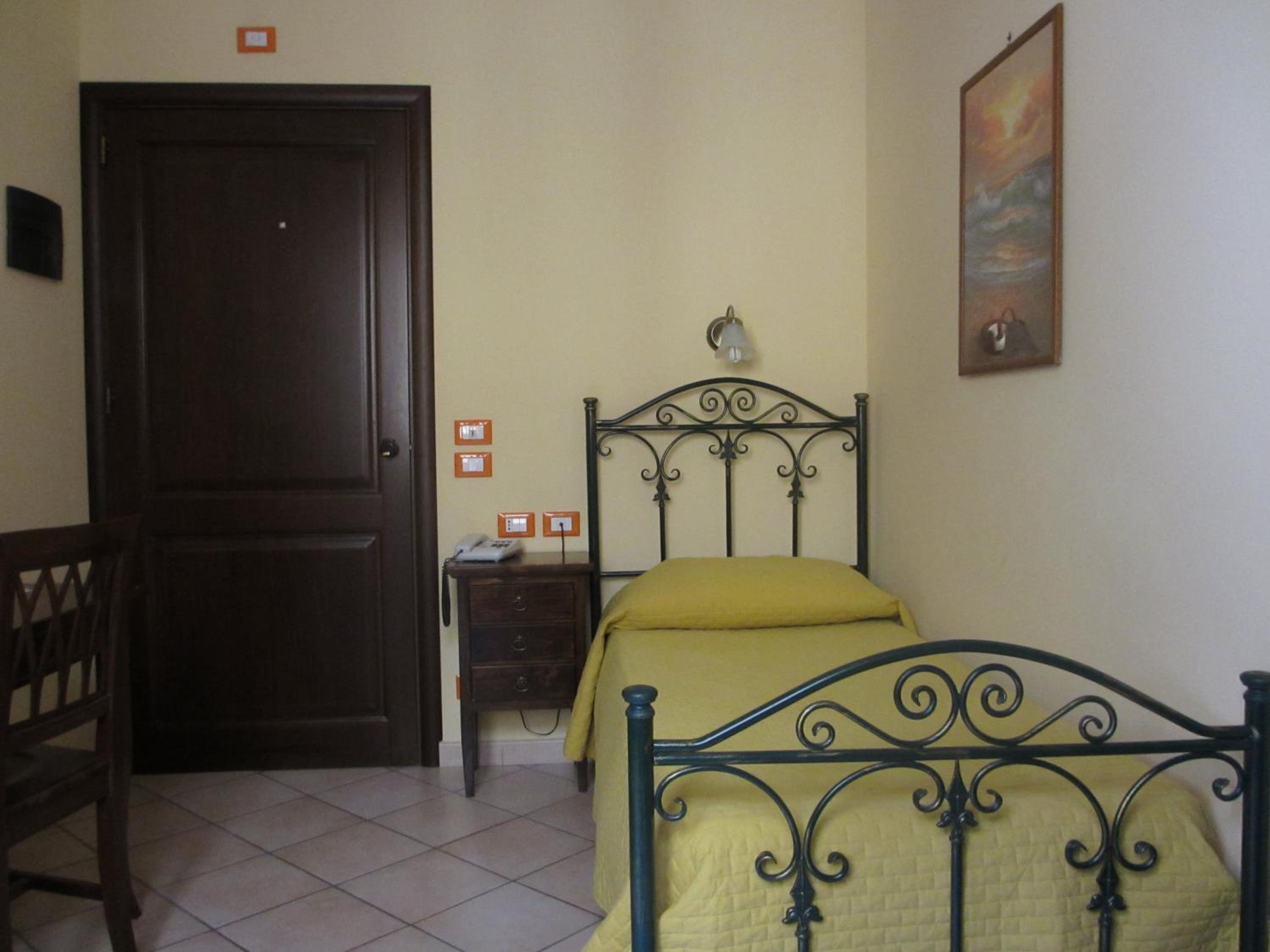 Single Room thumbnail 6