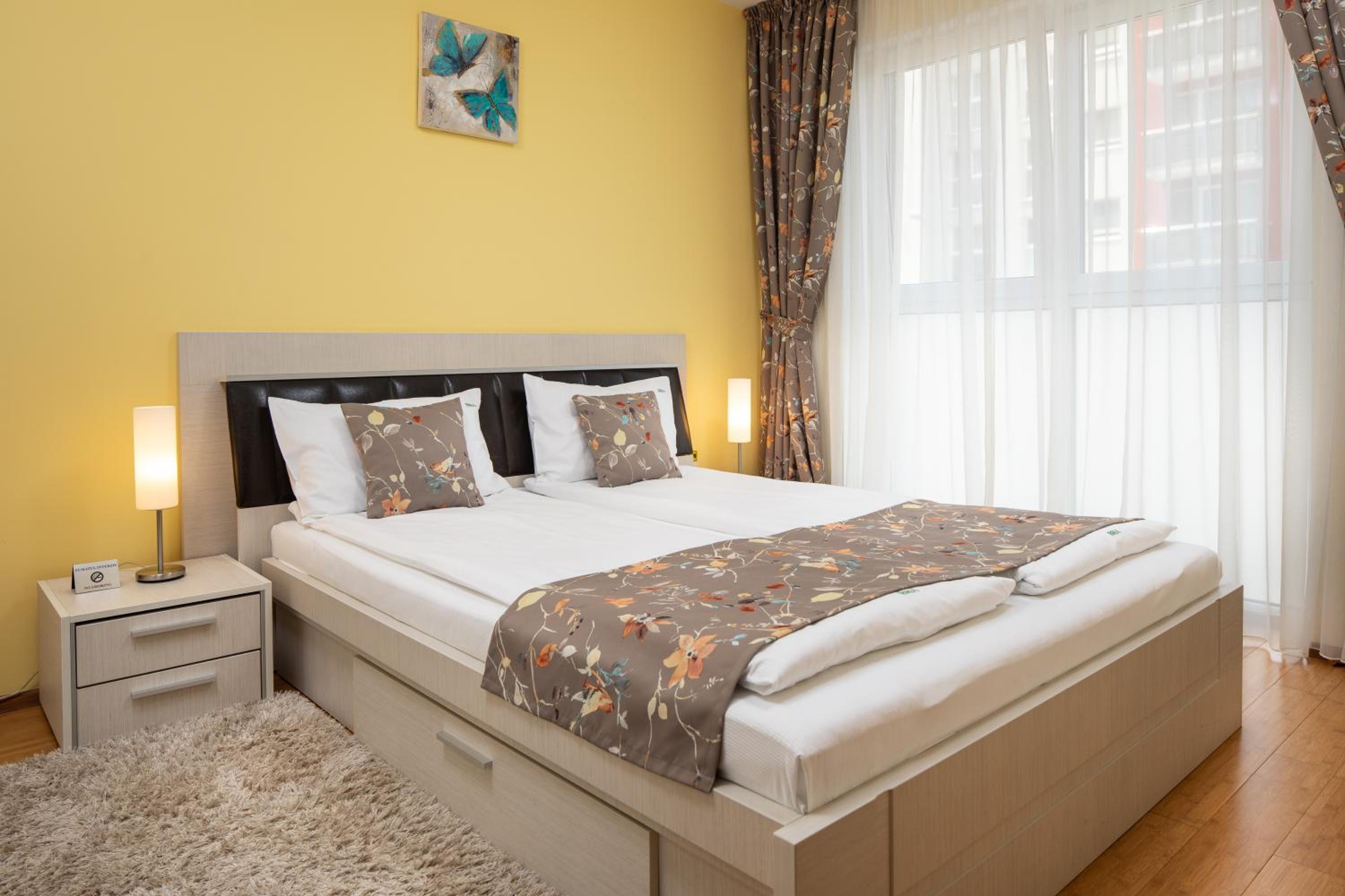 Sah Apartment with Balcony