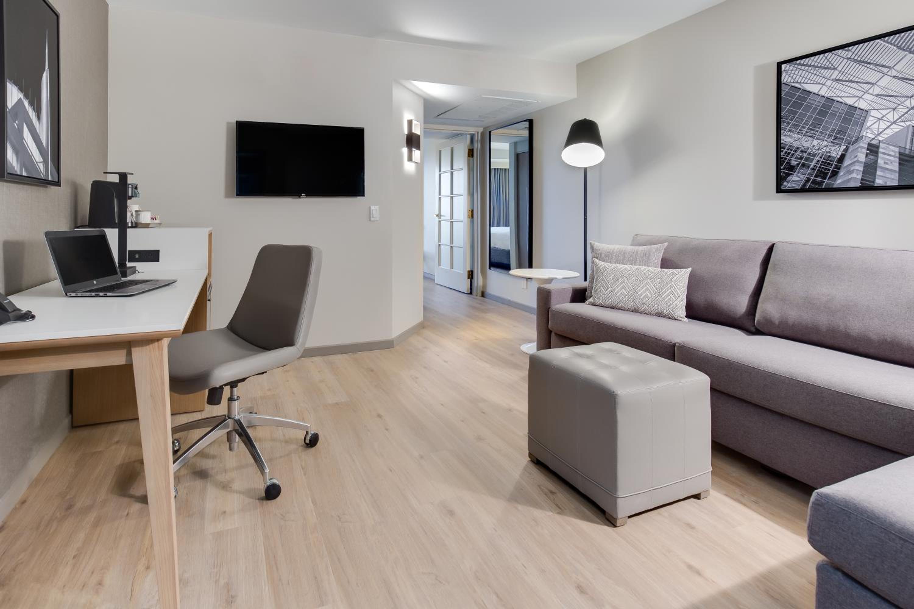 One-Bedroom King Suite with Sofa Bed - Non-Smoking photo 3