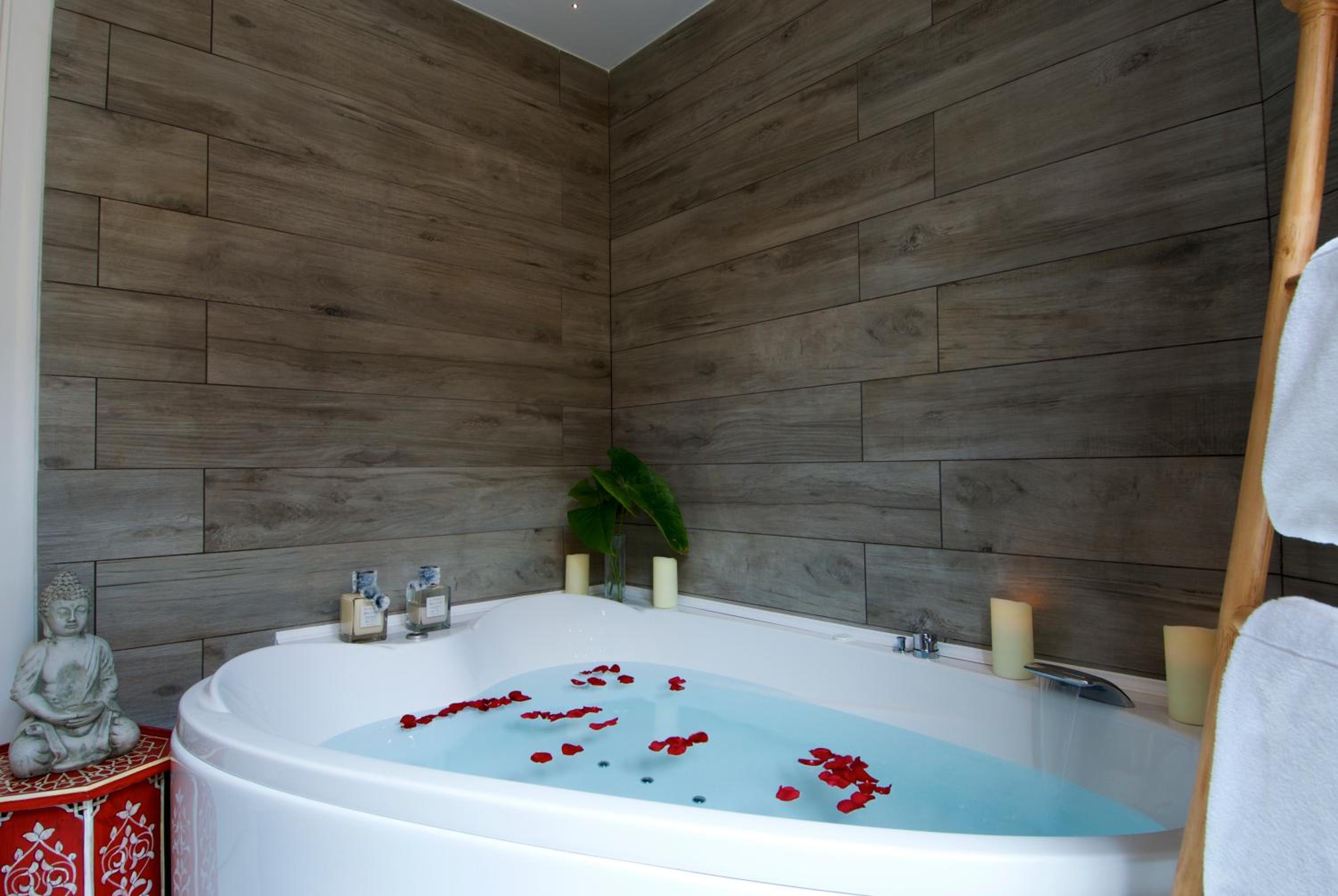 Suite with Spa Bath photo 3
